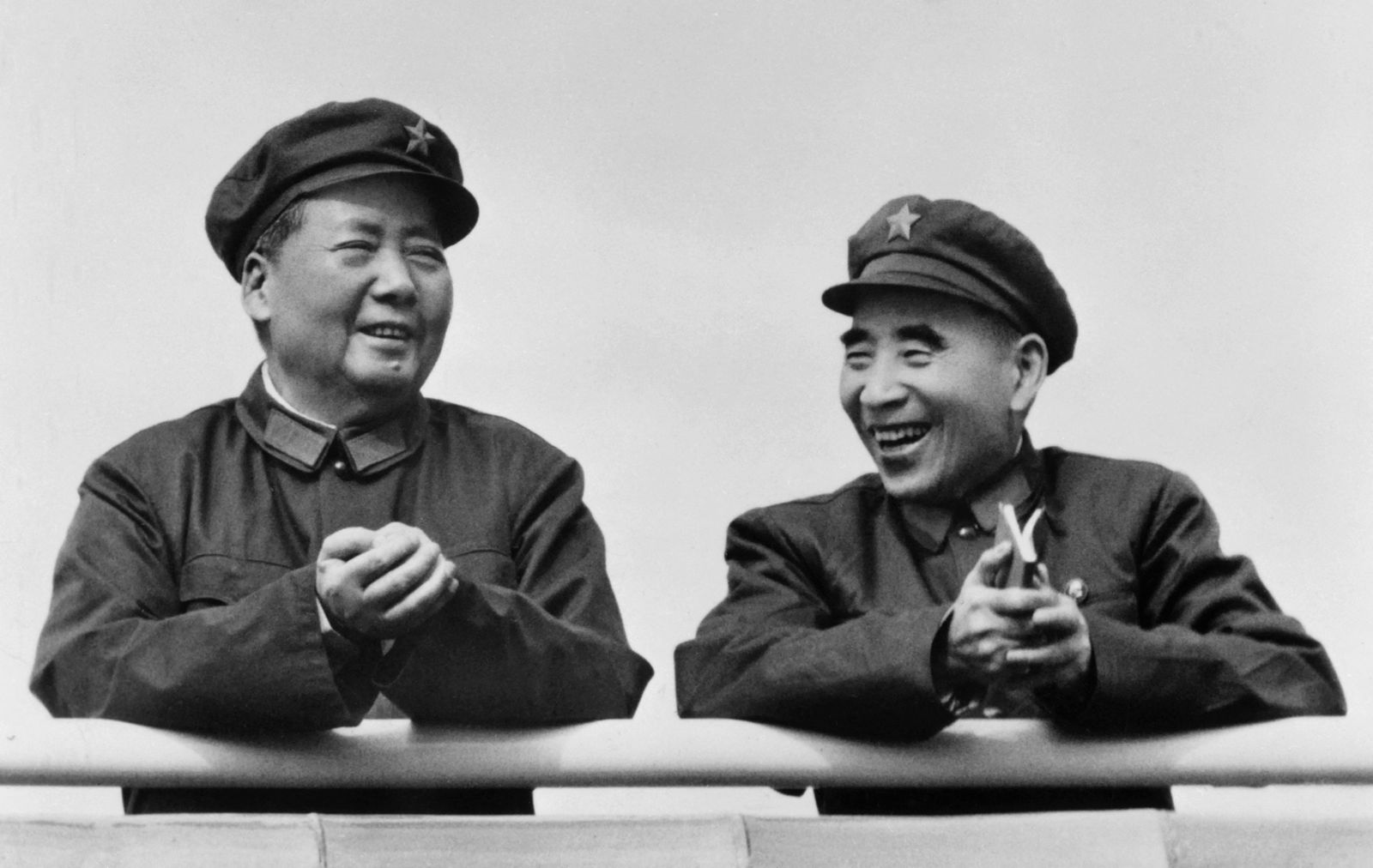 الزعيم الصيني ماو تسي تونج (يسار) والماريشال لين بياو في بكين - 29 يوليو 1971 - AFP