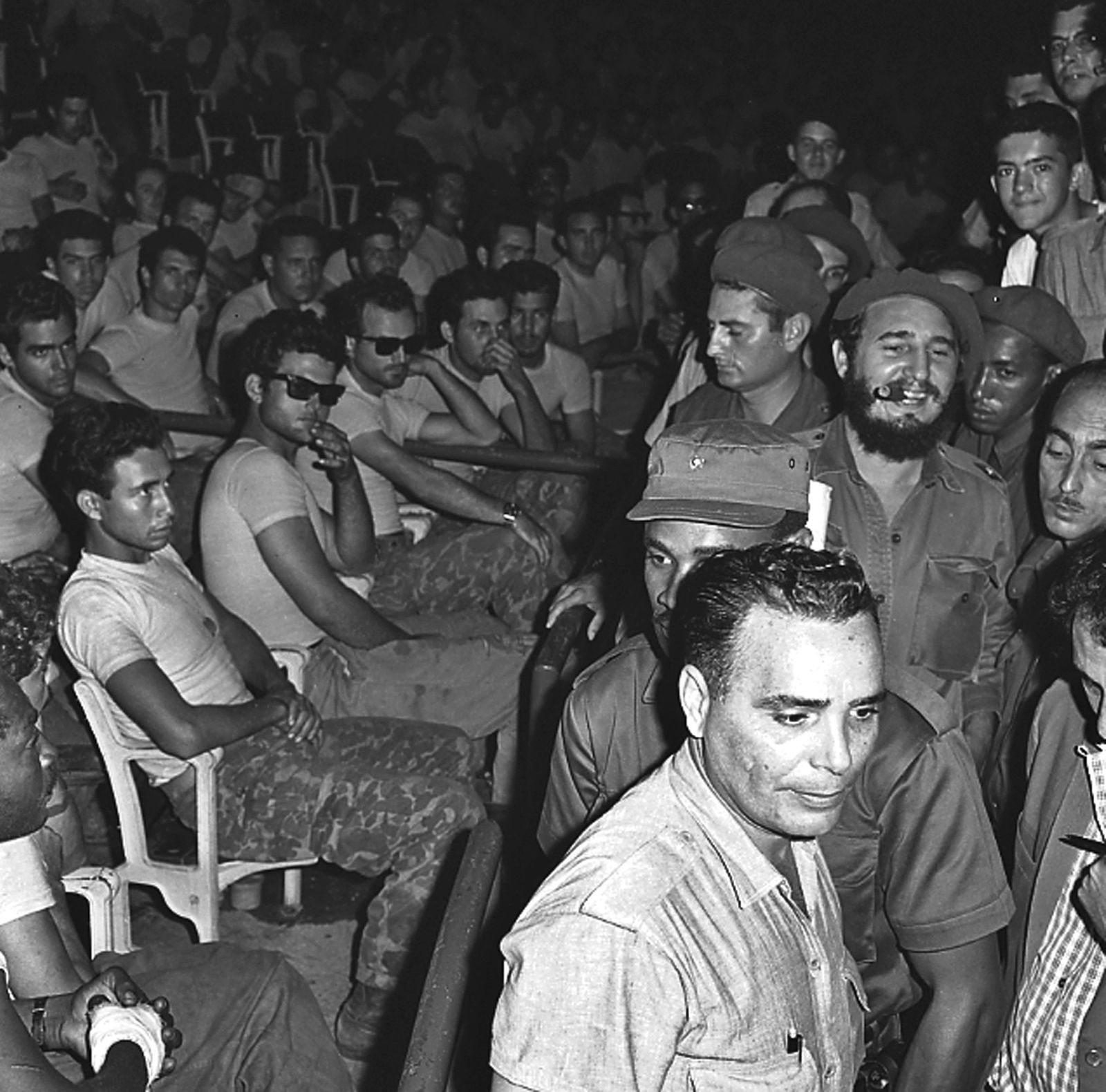 الزعيم الكوبي الراحل فيدل كاسترو خلال محاكمة علنية في هافانا لأسرى شاركوا في الغزو الفاشل لخليج الخنازير - أبريل 1961 - REUTERS