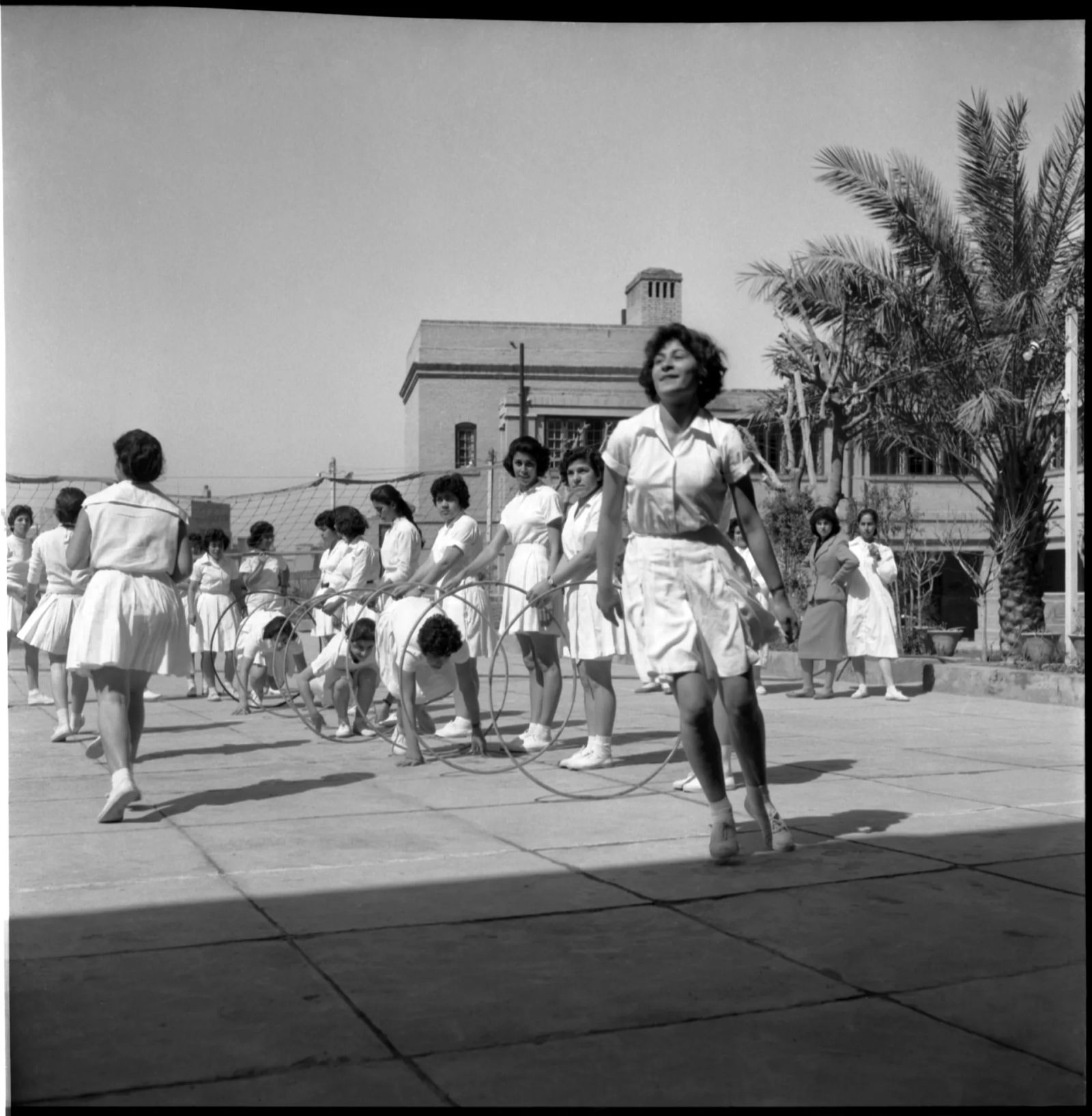 فتيات يمارسن الرياضة في مدرسة في بغداد، 1960. - the Arab Image Foundation