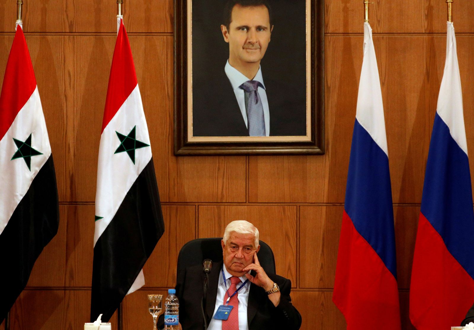 وزير الخارجية السوري إبراهيم المعلم في مكتبه بمقر وزارة الخارجية في دمشق - REUTERS