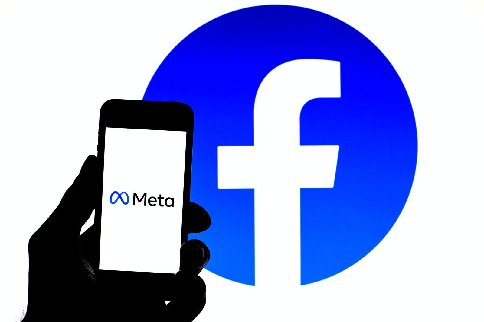شعار موقع التواصل الاجتماعي فيسبوك خلف شعار الشركة المالكة له 