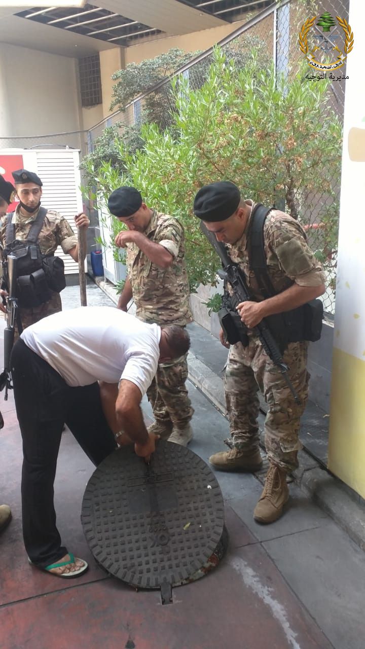 عناصر من الجيش اللبناني يداهمون إحدى محطات الوقود - مديرية التوجيه في الجيش اللبناني