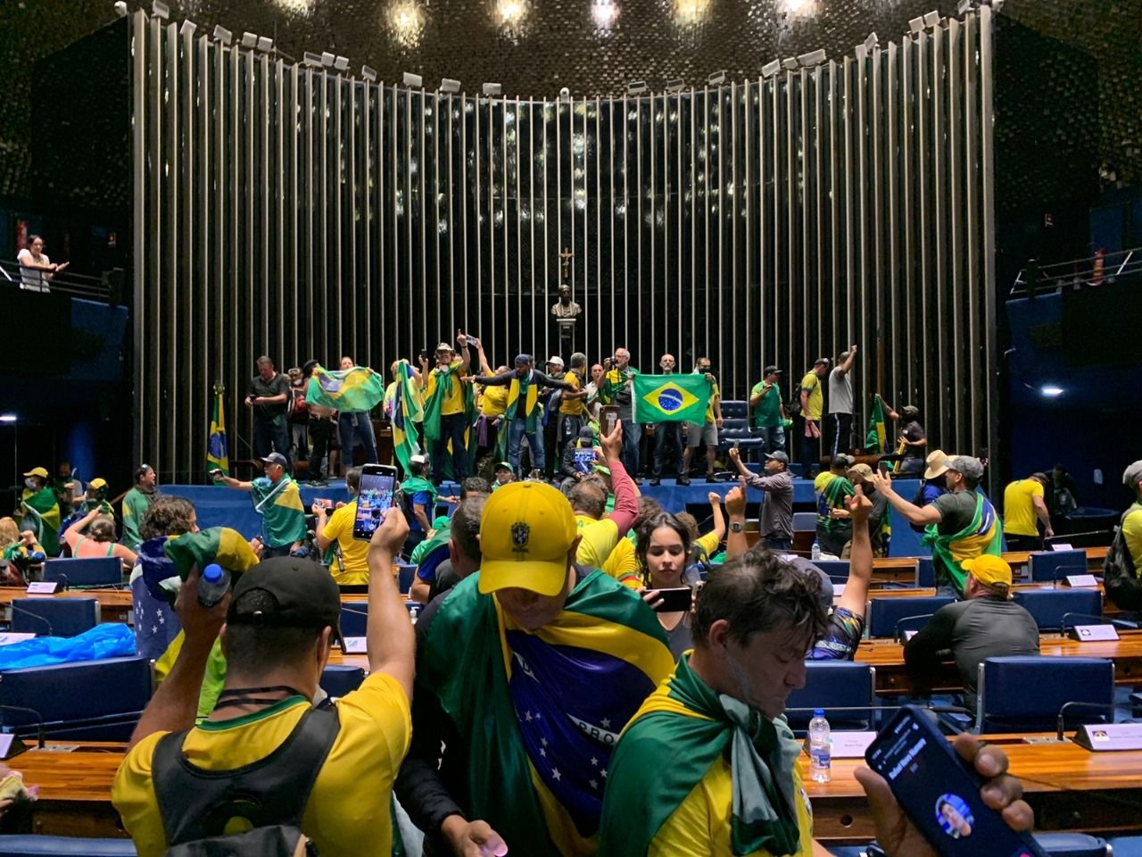 أنصار الرئيس البرازيلي السابق جائير بولسونارو خلال اقتحام مقر الكونجرس في برازيليا. 08 يناير 2023 - Twitter/Metropoles