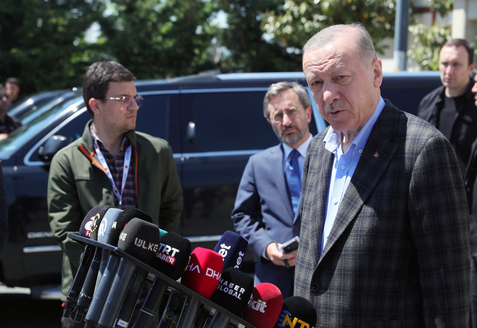 الرئيس التركي رجب طيب أردوغان يتحدث إلى وسائل الإعلام بعد أداء صلاة الجمعة في أحد مساجد إسطنبول- 13 مايو 2022 - via REUTERS
