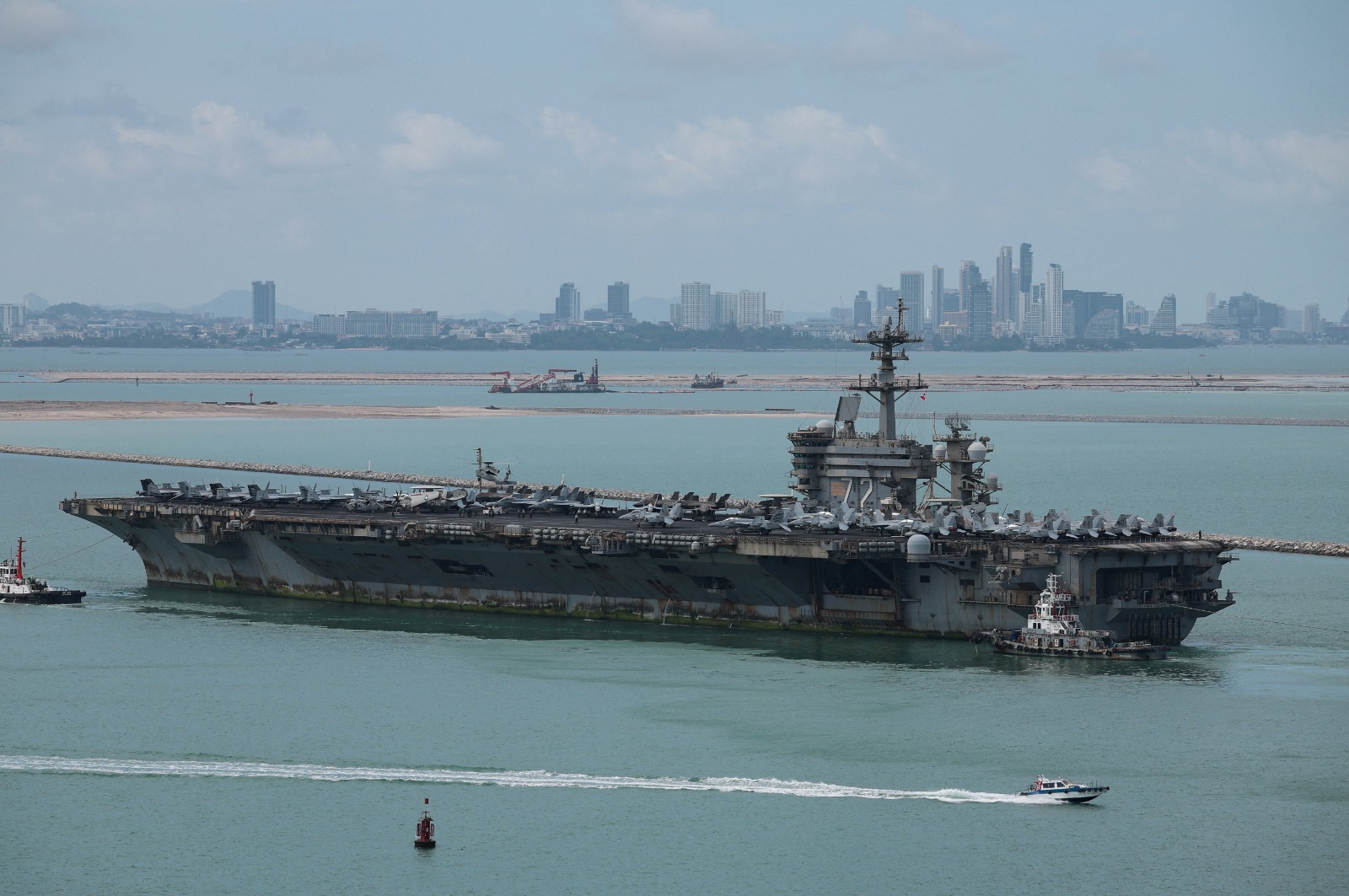 حاملة الطائرات الأميركية USS Abraham Lincoln تبحر باتجاه ميناء مدينة باتايا في تايلندا. 2 سبتمبر 2026