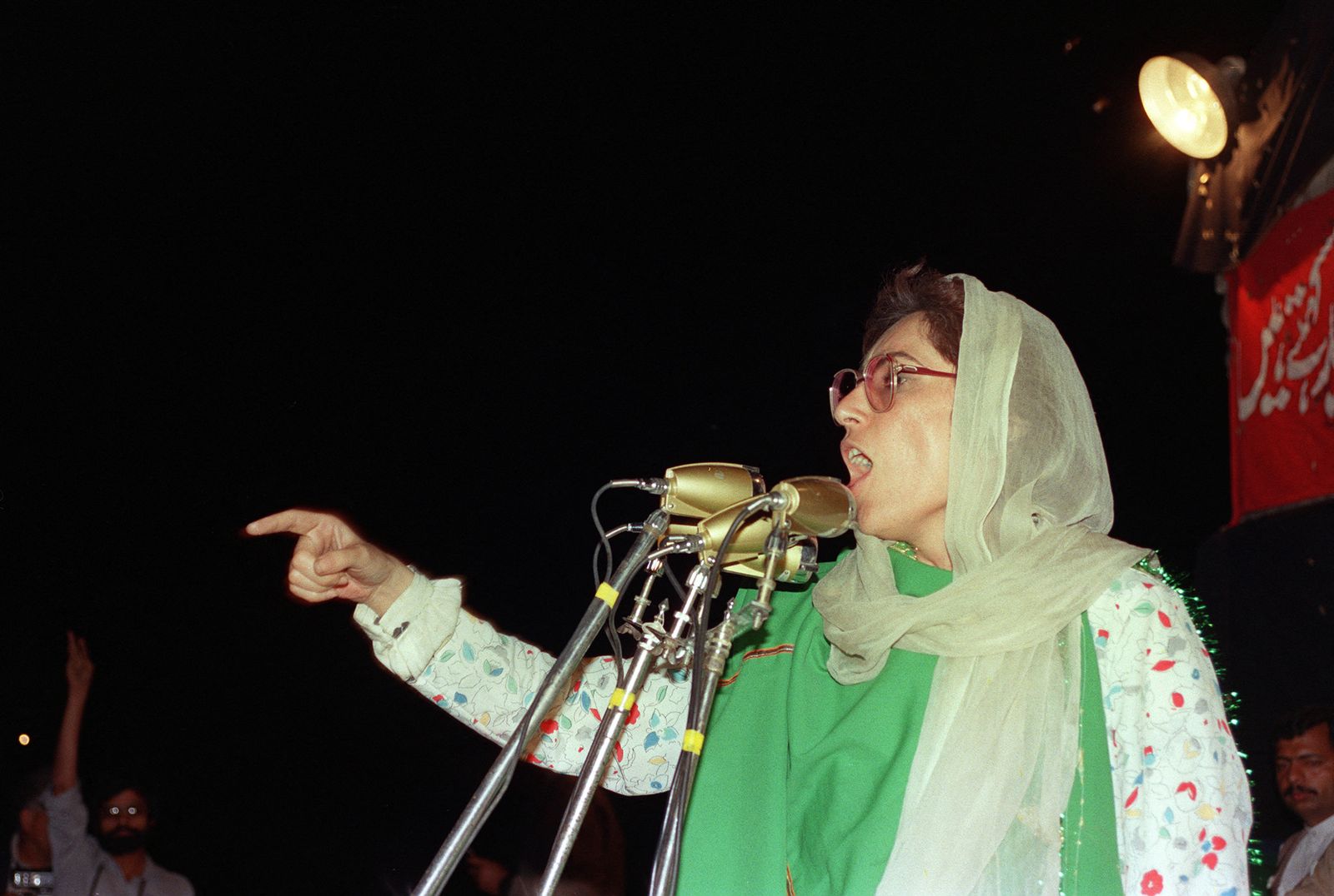 رئيسة الوزراء الباكستانية السابقة بينظير بوتو خلال إلقائها خطاباً في لاهور، 10 أبريل 1986 - AFP