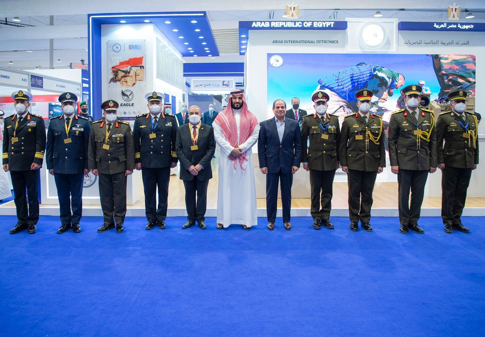 الرئيس المصري عبدالفتاح السيسي وولي العهد السعودي محمد بن سلمان في معرض الرياض الدفاعي. 8 مارس 2022 - واس