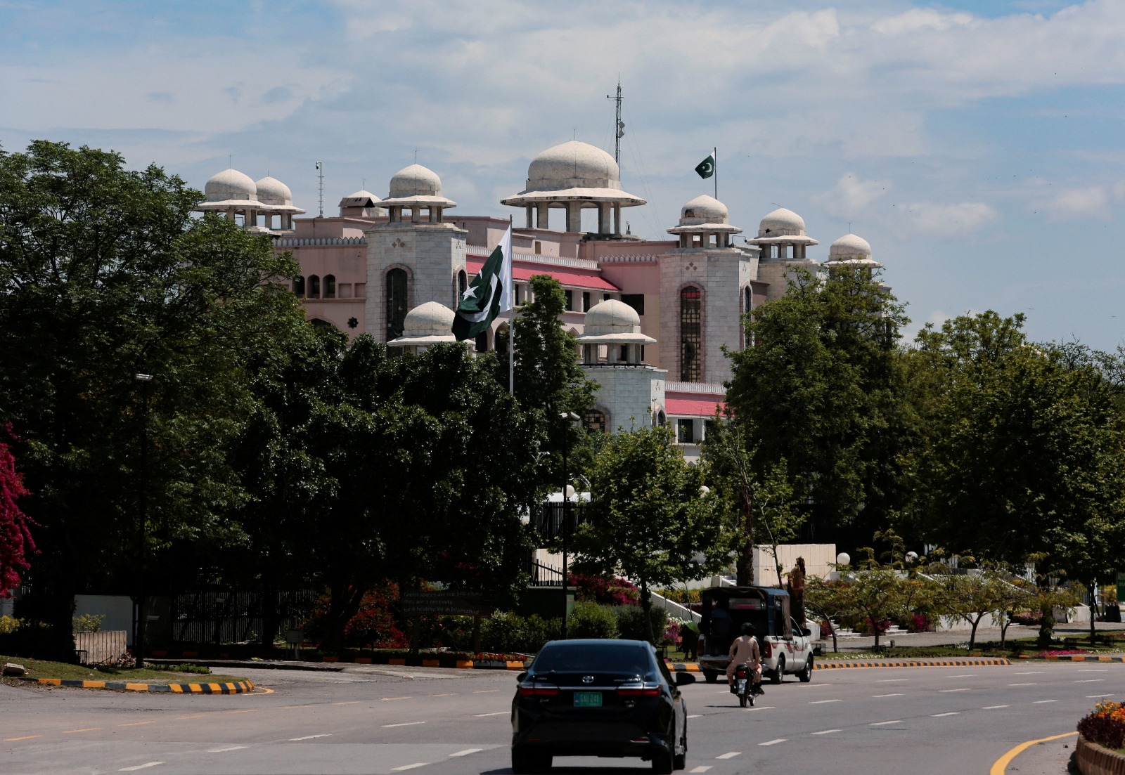 تمر المركبات أمام مبنى مقر إقامة رئيس الوزراء قبيل المحادثات الإيرانية الأميركية في إسلام آباد. باكستان في 9 أبريل 2026