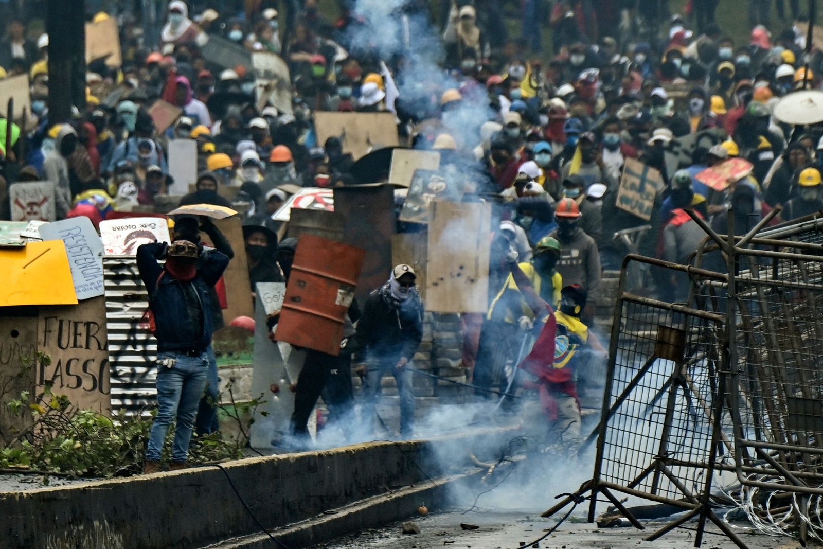 Demonstrators clash with riot police nearby El Ejido park, in Quito, on June 24, 2022, in the framework of indigenous-led protests against the government. - Ecuador's government and Indigenous protesters accused each other of intransigence as thousands gathered for a 12th day of a fuel price revolt that has claimed six lives and injured dozens. After the most violent day of the campaign so far -- with police firing tear gas to disperse thousands storming Congress -- the government accused protesters of shunning a peaceful outcome. (Photo by MARTIN BERNETTI / AFP) - AFP