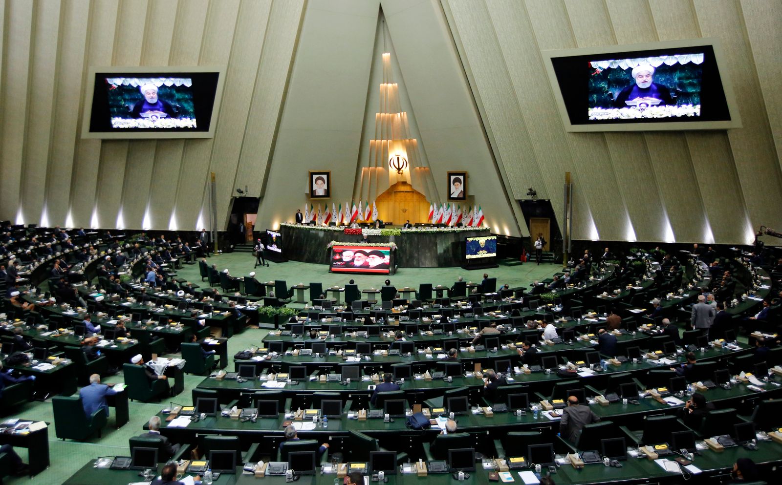 مجلس الشورى الإيراني خلال جلسته الافتتاحية - 27 مايو 2020 - AFP
