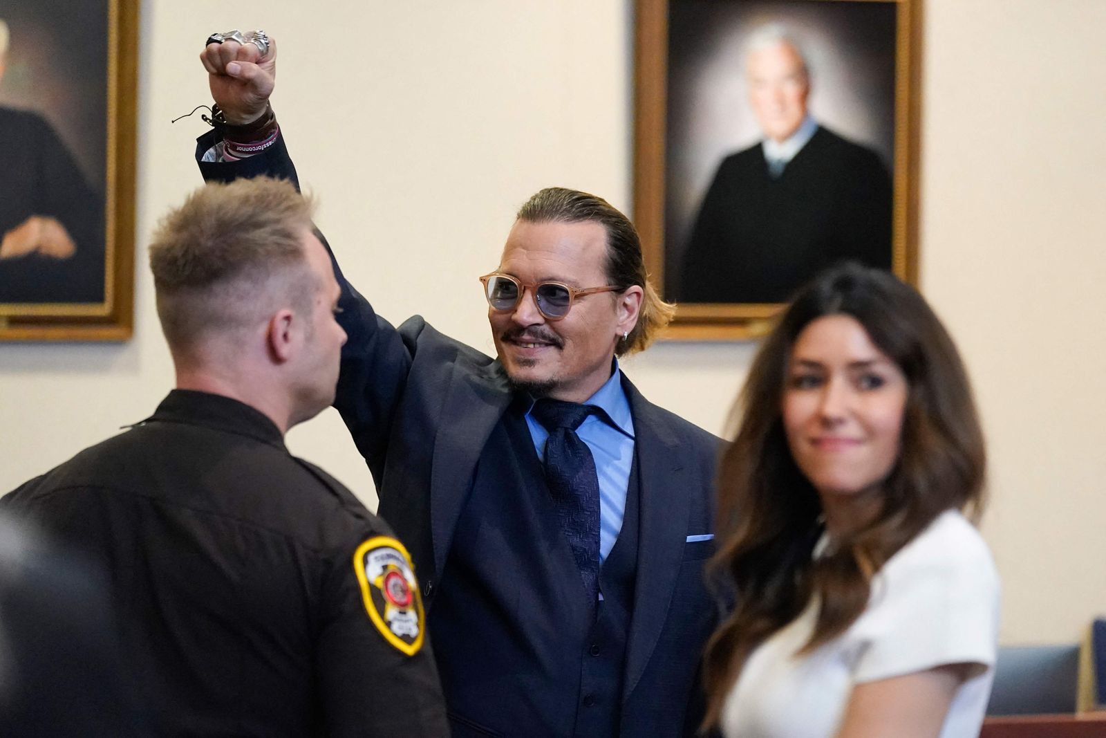الممثل الأميركي جوني ديب مع محاميته كاميل فاسكيز، بعد جلسة خلال النظر في قضيته ضد طليقته آمبر هيرد - AFP