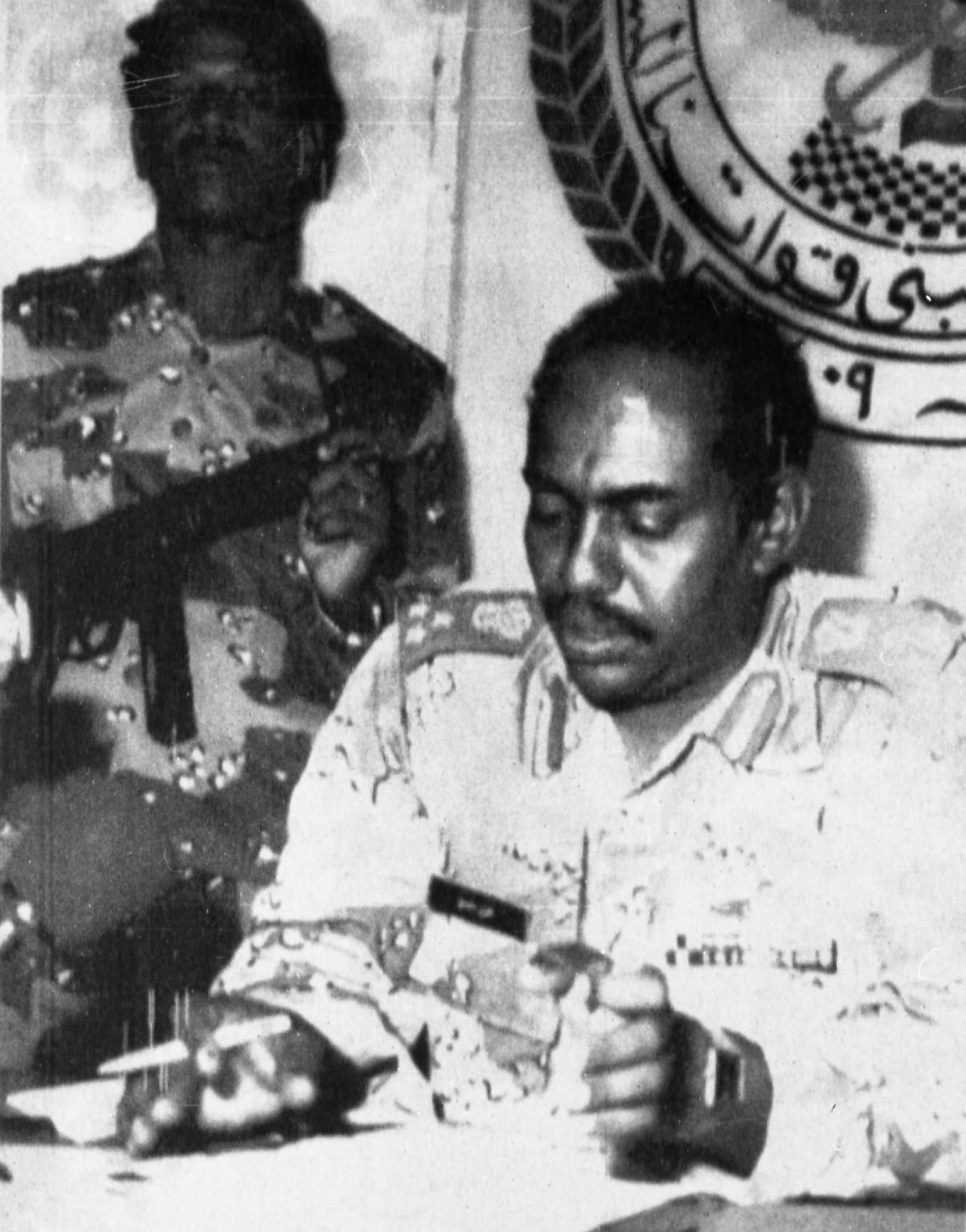 زعيم الانقلاب في السودان آنذاك الفريق عمر حسن البشير يتحدث في مؤتمر صحفي، 1 يوليو 1989  - Reuters