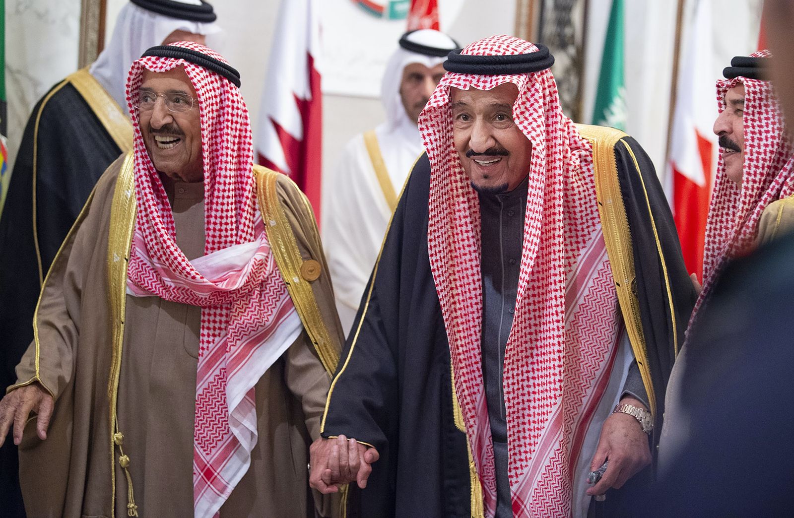 الملك السعودي سلمان بن عبد العزيز وأمير الكويت الراحل الشيخ صباح الأحمد الجابر الصباح، في القمة الأربعين لمجلس التعاون الخليجي، الرياض، ديسمبر 2019. - AFP