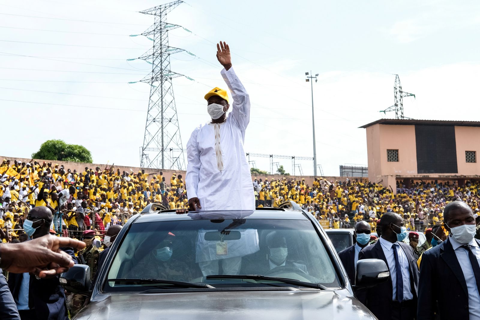 الرئيس الغيني ألفا كوندي يلوح لمؤيديه عند وصوله لحضور التجمع الانتخابي الختامي في كوناكري - 6 أكتوبر 2020 - REUTERS