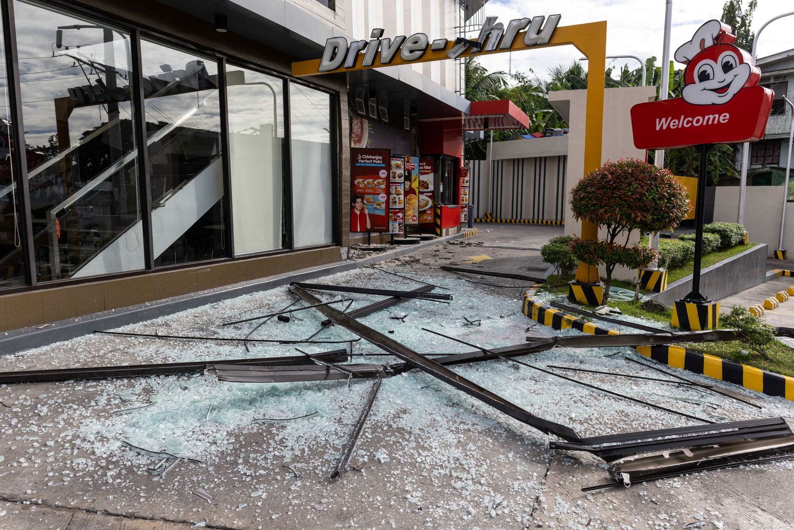 Fallen debris is pictured outside a damaged Jollibee restaurant in the aftermath of a magnitude 6.9 quake in Bogo, Cebu, Philippines, October 1, 2025. REUTERS/Eloisa Lopez