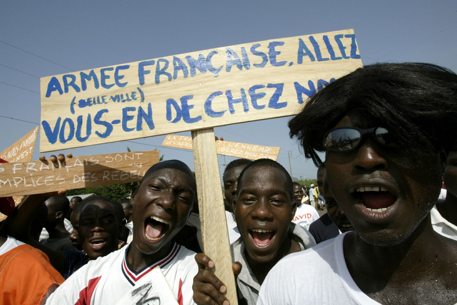 متظاهرون في أبيدجان بكوت ديفوار يطالبون الجيش الفرنسي بمغادرة البلاد - 19 مارس 2005 - REUTERS