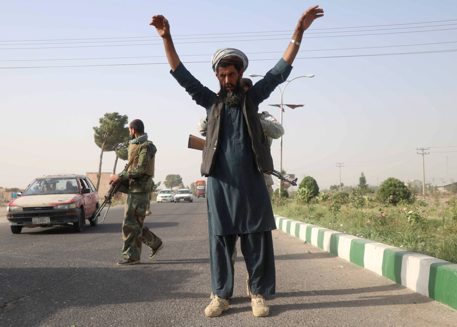 جنود من الجيش الوطني الأفغاني يراقبون نقطة تفتيش في منطقة غوزارا بإقليم هرات. يوليو 2021 - REUTERS