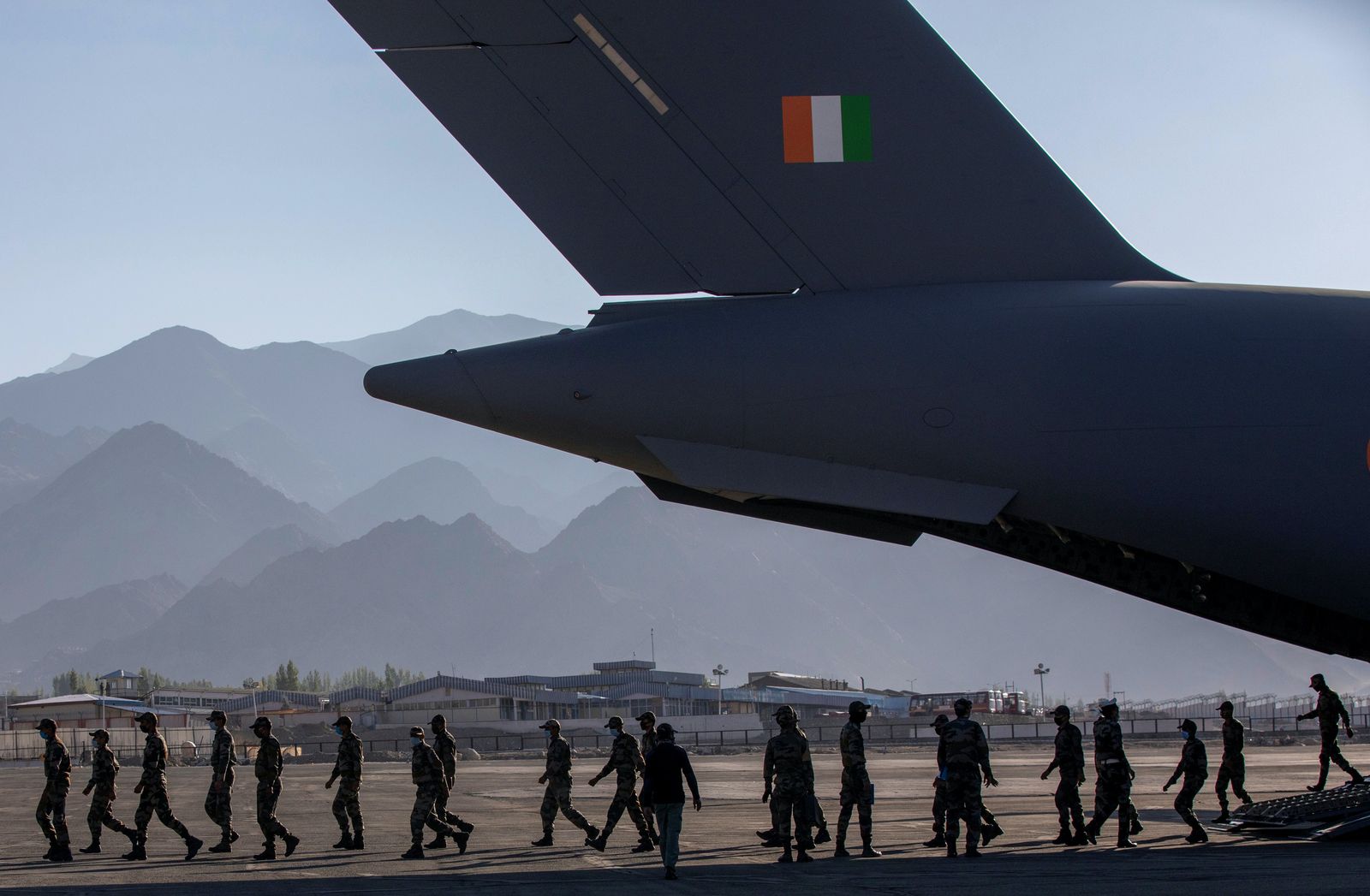 عدد من جنود الجيش الهندي ينزلون من طائرة نقل عسكرية في قاعدة جوية أمامية في ليه ، في منطقة لاداخ على الحدود الهندية الصينية - REUTERS