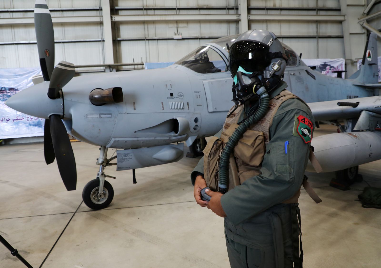 طيار أفغاني يقف بجانب طائرة A-29 Super Tucano خلال حفل تسليم طائرات A-29 Super Tucano من الولايات المتحدة إلى القوات الأفغانية ، في كابول ، أفغانستان - REUTERS