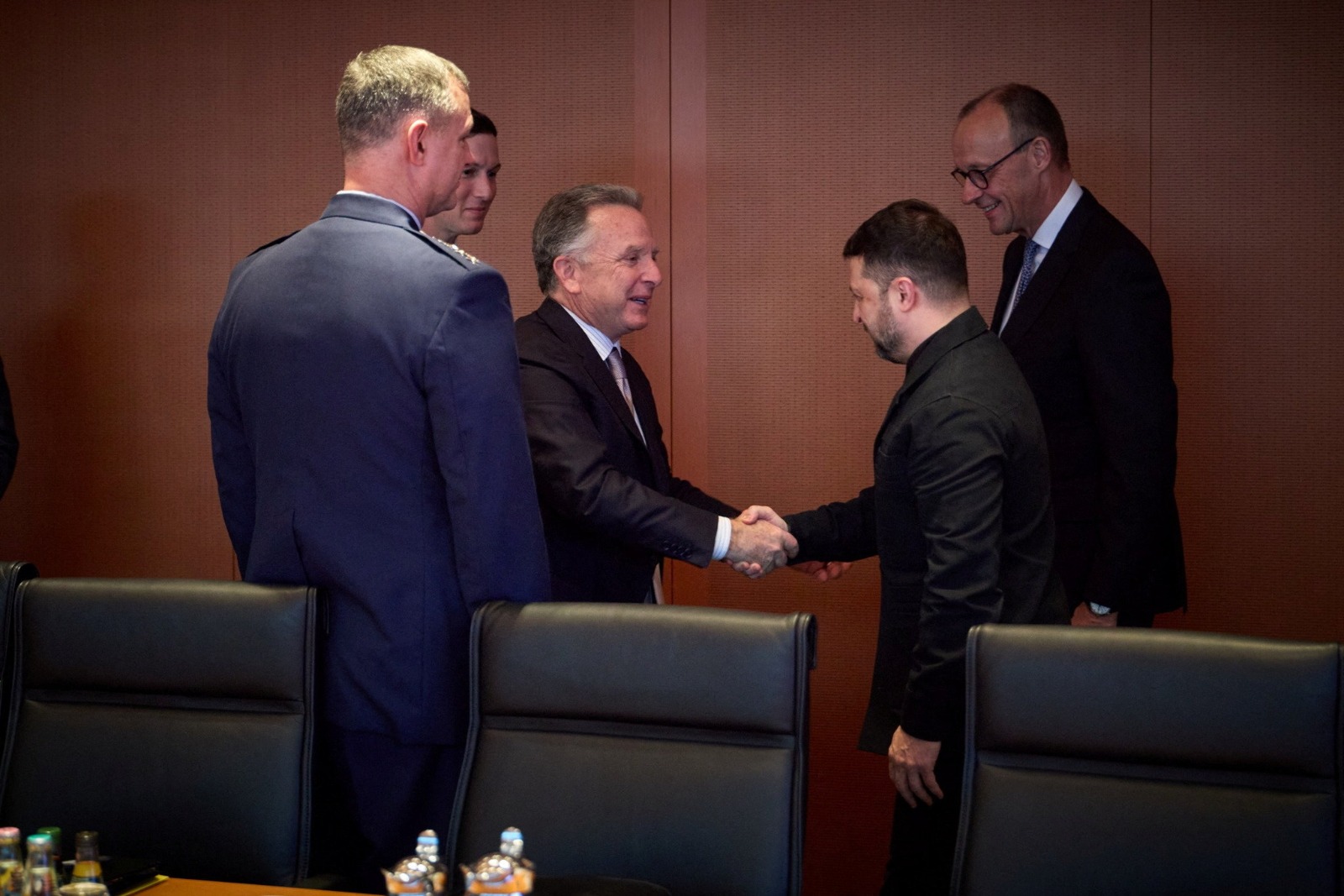 الرئيس الأوكراني فولوديمير زيلينسكي يلتقي مع المبعوثين الأميركيين ستيف ويتكوف وجاريد كوشنر بحضور المستشار الألماني فريدريش ميرتس في برلين. 14 ديسمبر 2025