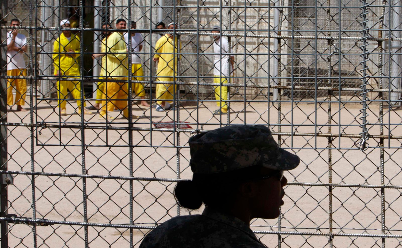 معتقلون في سجن بوكا في محيط مدينة أم قصر في العراق عام 2009. - REUTERS