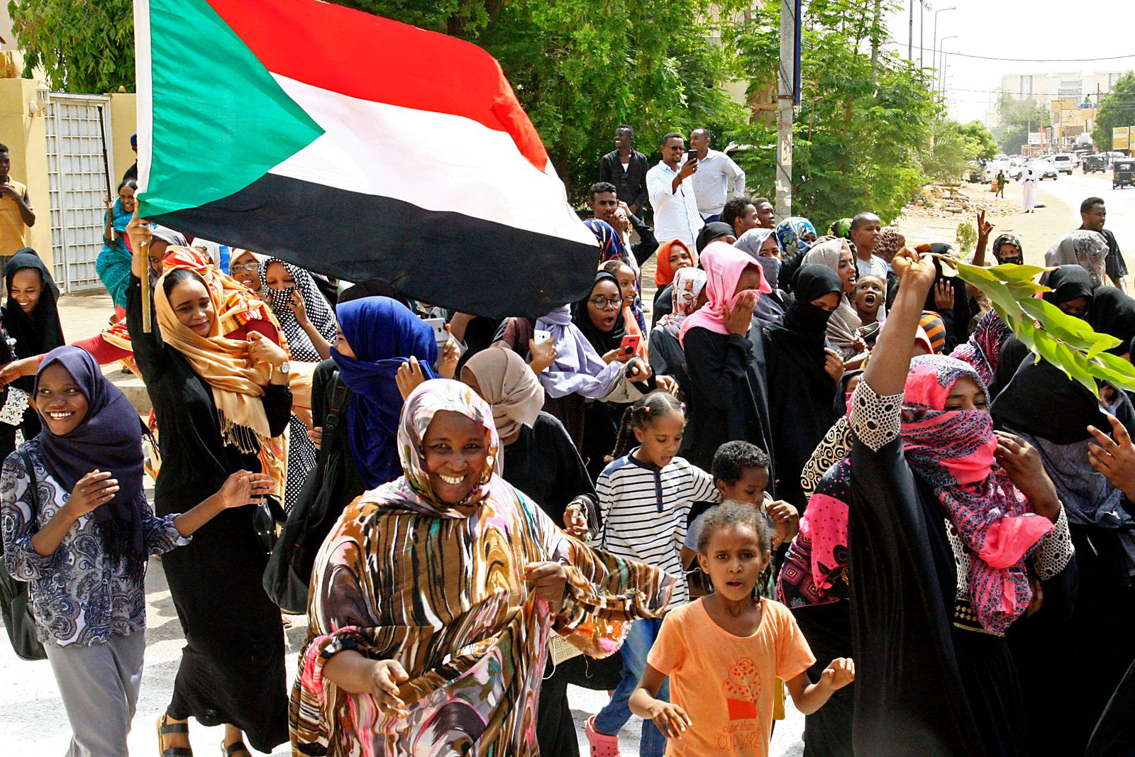 متظاهرون سودانيون يلوحون بعلمهم الوطني وهم يحتفلون في الخرطوم في 4 أغسطس ، حكام الجيش السوداني وقادة الاحتجاج بإعلان دستوري حصل عليه بشق الأنفس يمهد الطريق للانتقال من 18 أغسطس إلى الحكم المدني بعد أكثر من سبعة أشهر من مسيرات الشوارع القاتلة . - يبني الاتفاق الذي تم توقيعه في حفل بالخرطوم على اتفاق تاريخي لتقاسم السلطة في 17 يوليو وينص على هيئة حكم مدنية عسكرية مشتركة للإشراف على تشكيل حكومة مدنية انتقالية وبرلمان للحكم لفترة انتقالية مدتها ثلاث سنوات. فترة. (تصوير إبراهيم حامد / وكالة الصحافة الفرنسية), AFP