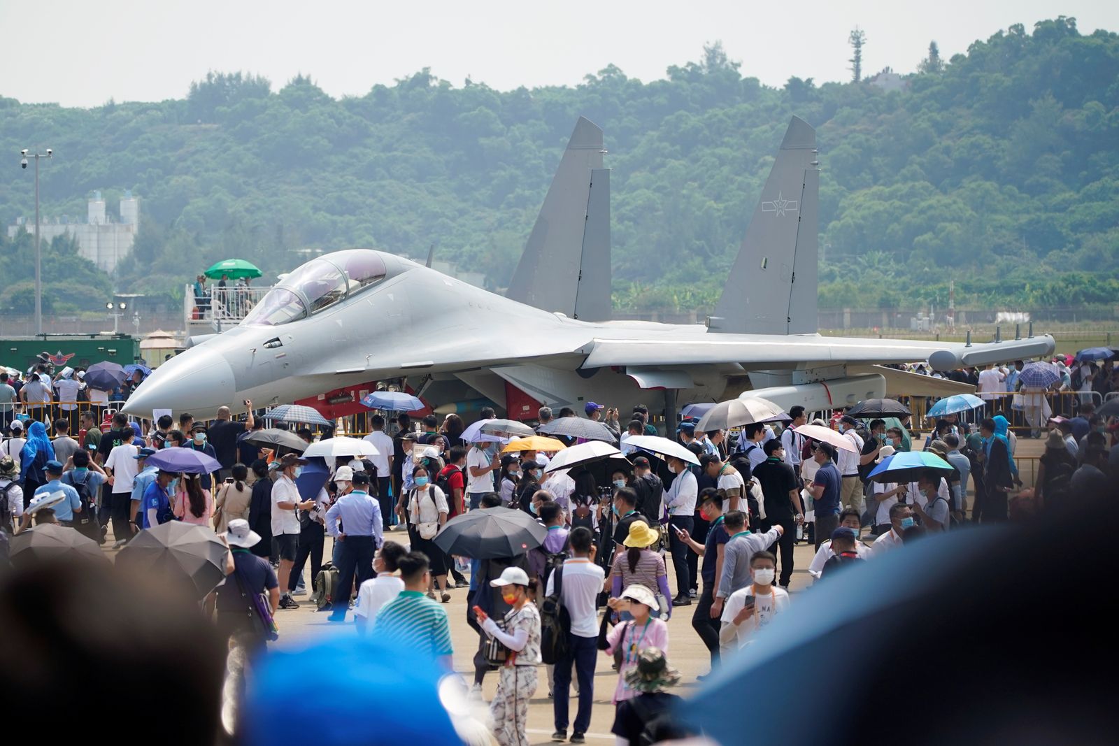 طائرة حربية إلكترونية من طراز J-16D في معرض الصين الدولي للطيران والفضاء - 29 سبتمبر 2021 - REUTERS