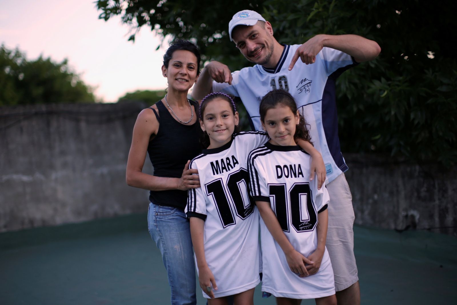 والتر وزوجته مع ابنتيه مارا ودونا في منزلهما بالعاصمة الأرجنتينية بوينس آيريس - REUTERS