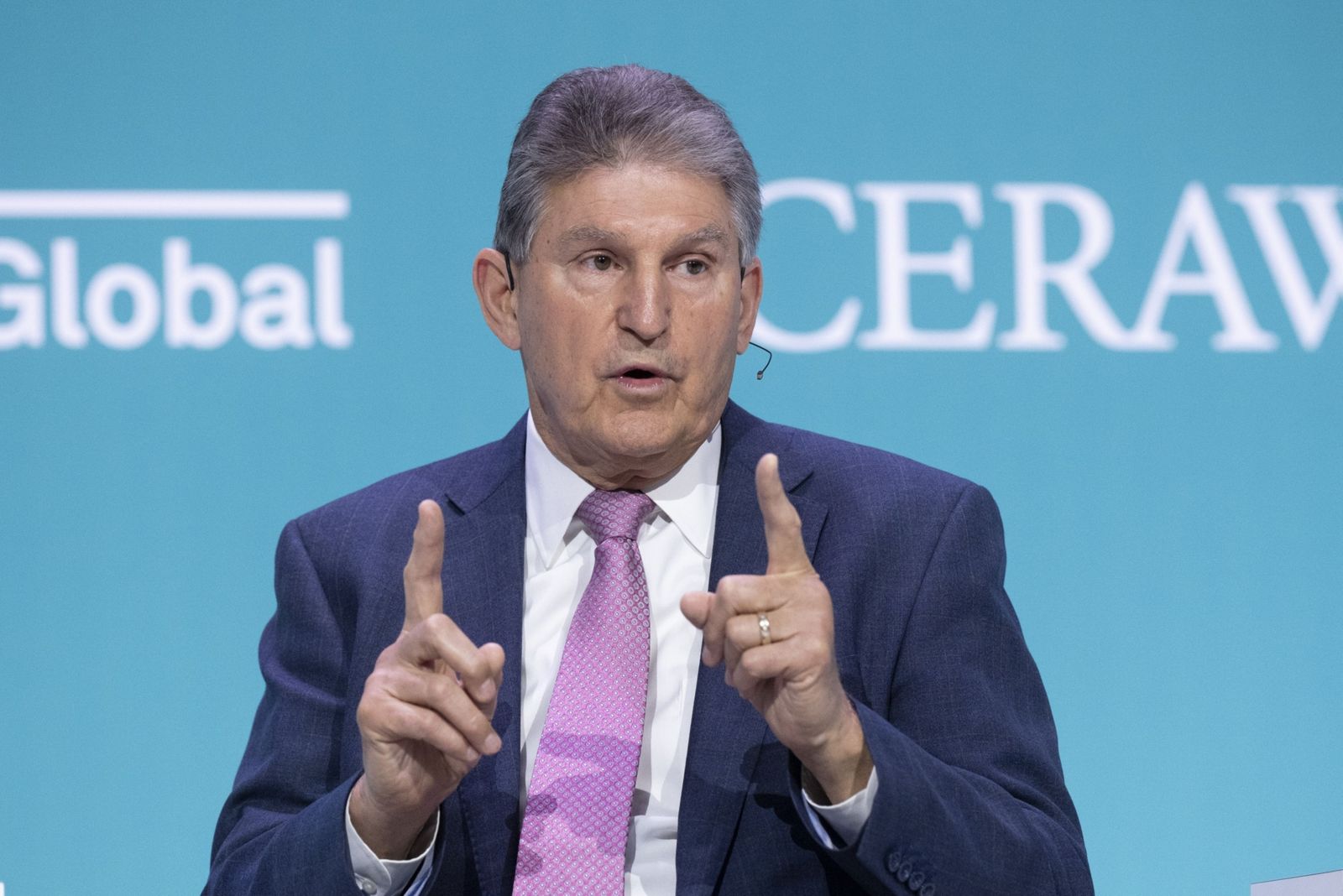 السيناتور الديمقراطي جو مانشين خلال مؤتمر في ولاية تكساس - 11 مارس 2022 - Bloomberg