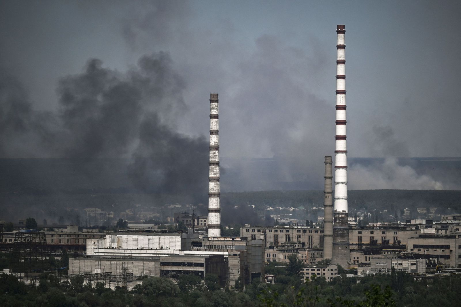 أعمدة دخان تتصاعد من مدينة سيفيرودونتسك بمنطقة دونباس الشرقية، التي تشهد قتال شوارع بين القوات الروسية والأوكرانية. 9 يونيو 2022 - AFP