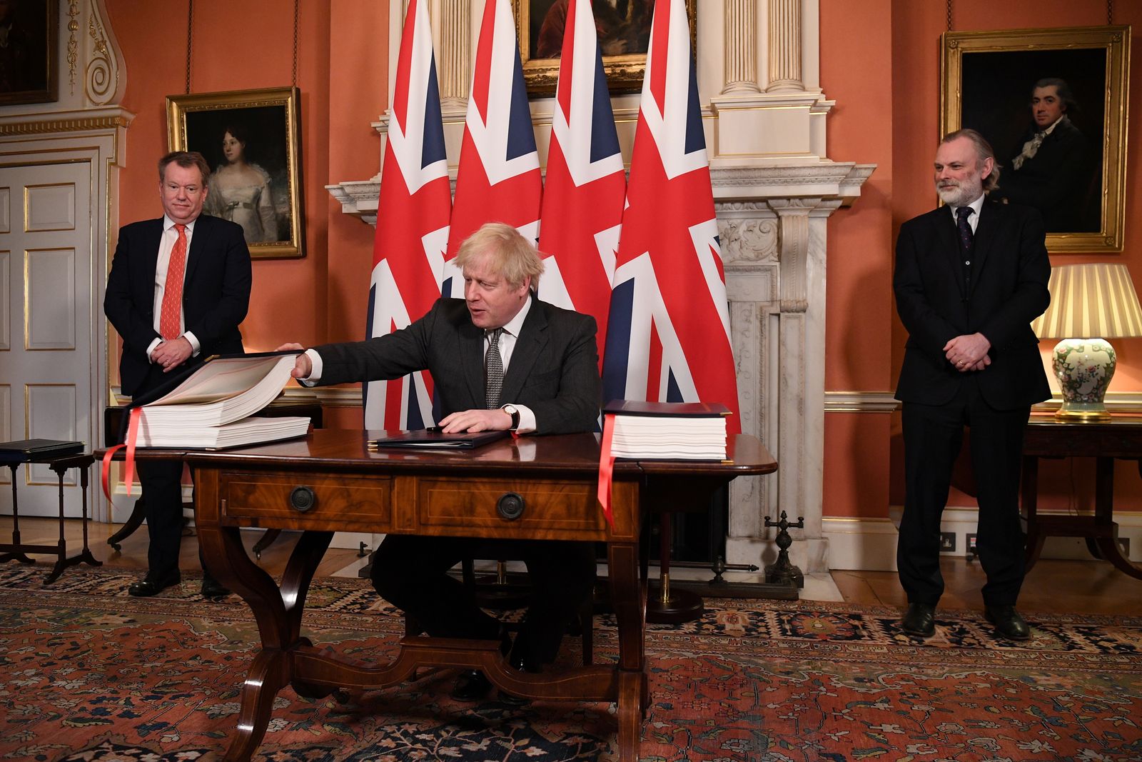 رئيس الوزراء البريطاني، بوريس جونسون، يوقع اتفاقية التجارة مع الاتحاد الأوروبي في رقم 10 داونينج ستريت في لندن، بريطانيا. 30 ديسمبر 2020 - REUTERS