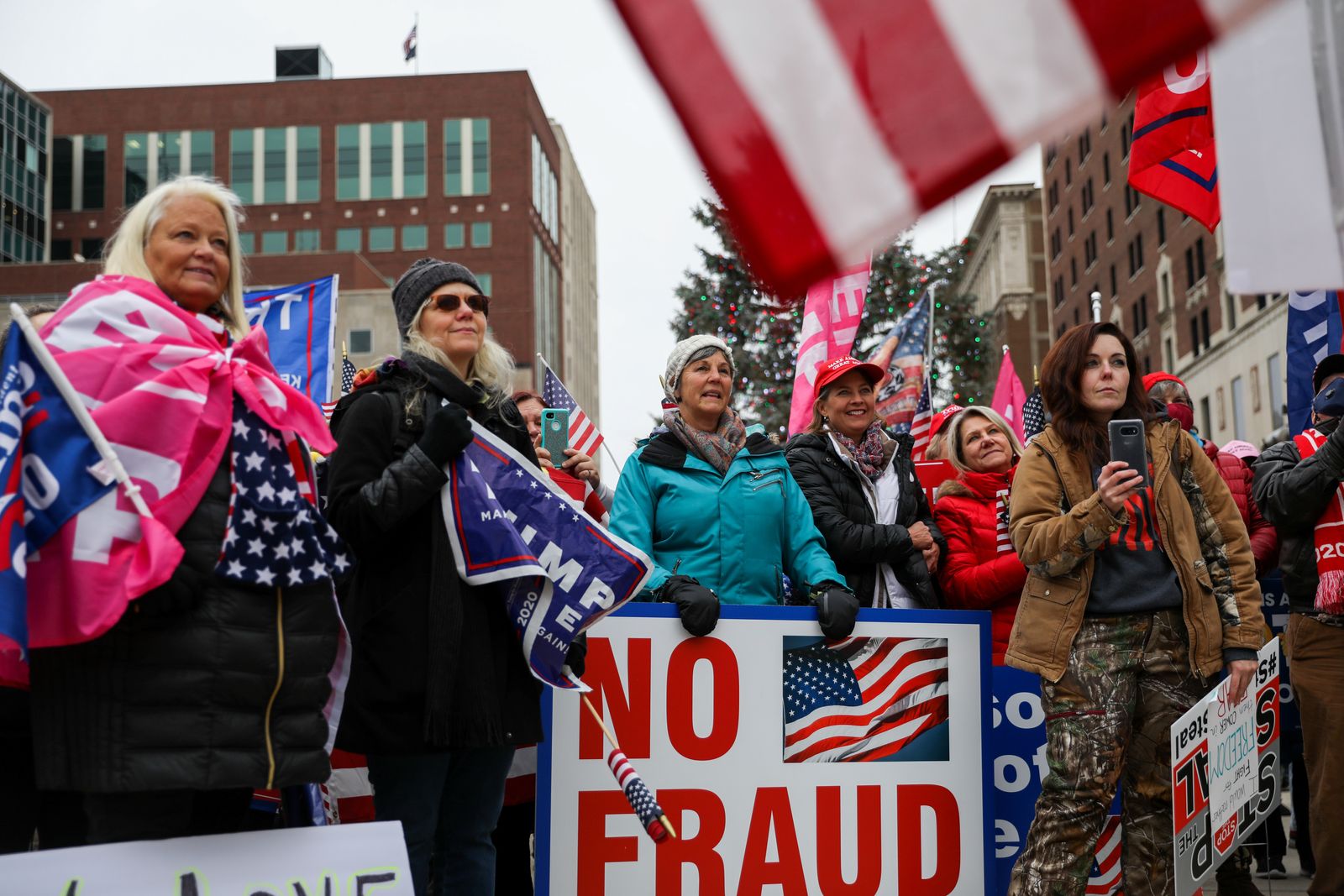 مؤيّدون للرئيس الأميركي دونالد ترمب يتظاهرون في ولاية ميشيغان احتجاجاً على نتائج الانتخابات - 8 ديسمبر 2020  - REUTERS