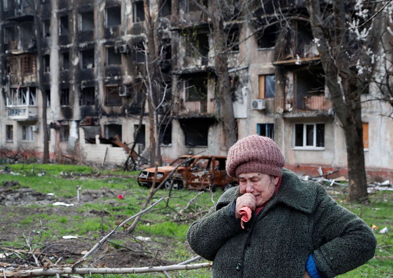 مواطنة أوكرانية تبكي على أطلال بيتها المدمر في مدينة ماريوبل الأوكرانية. 19 أبريل 2022 - REUTERS
