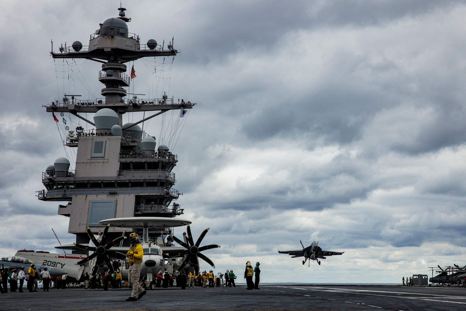 A F/A-18E Super Hornet comes in for a landing on the USS Gerald Ford in the Atlantic Ocean off the coast of the US on October 6, 2022. - The USS Gerald Ford is the first new aircraft carrier to be designed in 40 years and and is the worlds largest and most expensive warship ever built. The Ford took 14 years to build and test and is fitted with 23 new technologies including an Electromagnetic Aircraft Launch System (EMALS) and Advance Weapons Elevators (AWE�s). (Photo by Samuel Corum / AFP)