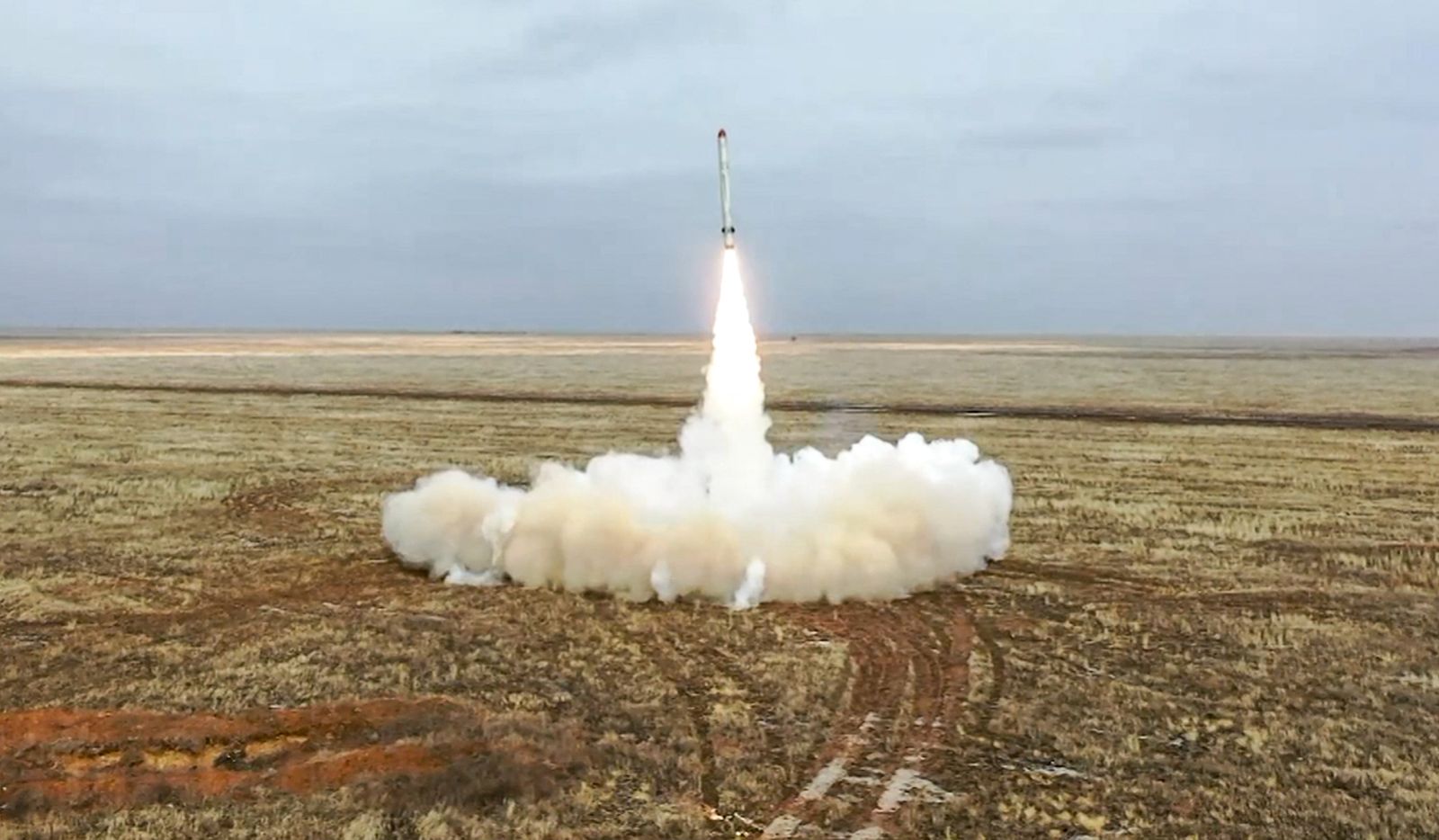 صاروخ روسي من طراز إسكندر، لدى إطلاقه خلال تدريب قوة الردع الاستراتيجية الروسية من مكان مجهول. 19 فبراير 2022 - AFP