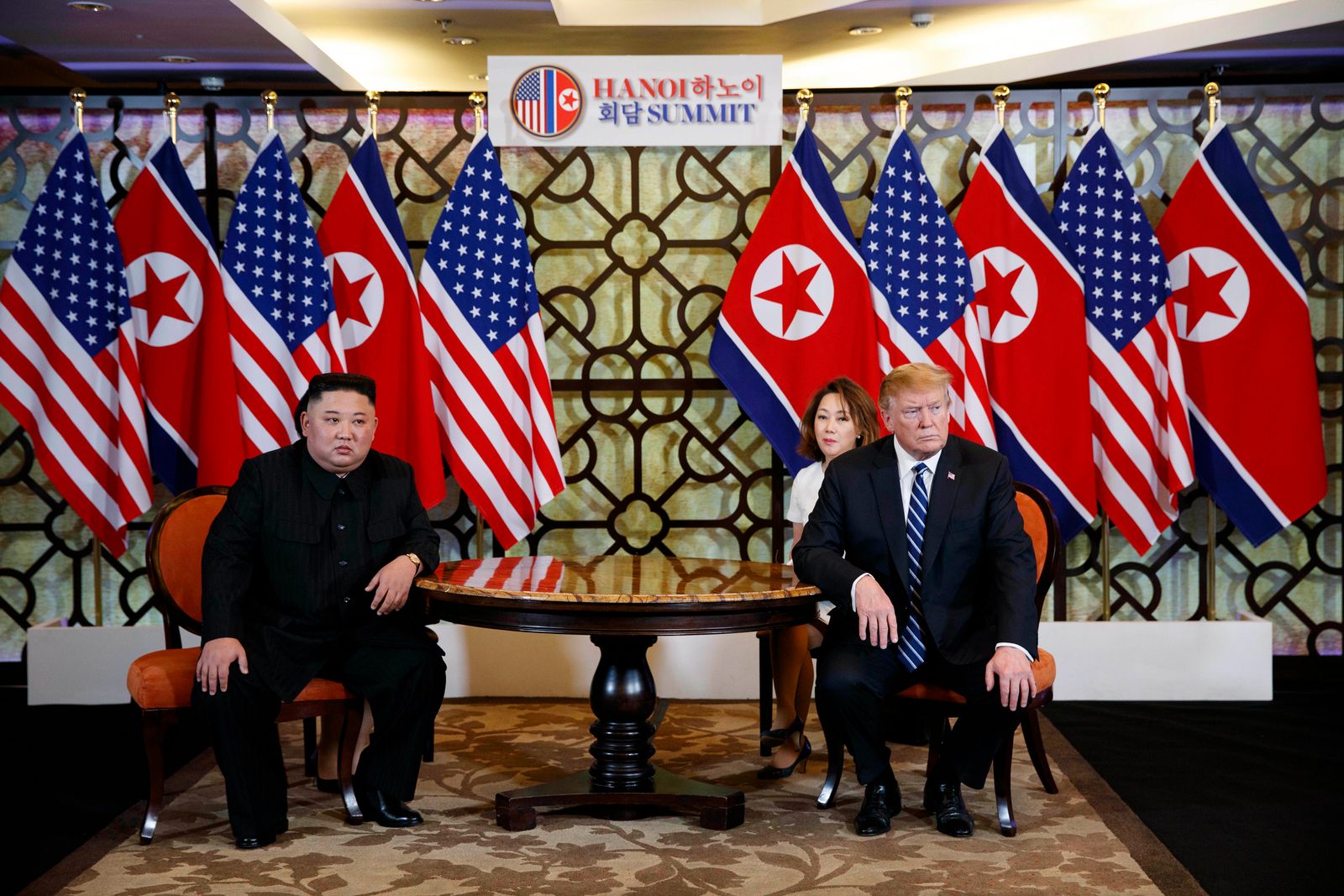 الرئيس الأميركي السابق دونالد ترمب والزعيم الكوري الشمالي كيم جونغ أون خلال لقائهما في هانوي - 28 فبراير 2019 - AP