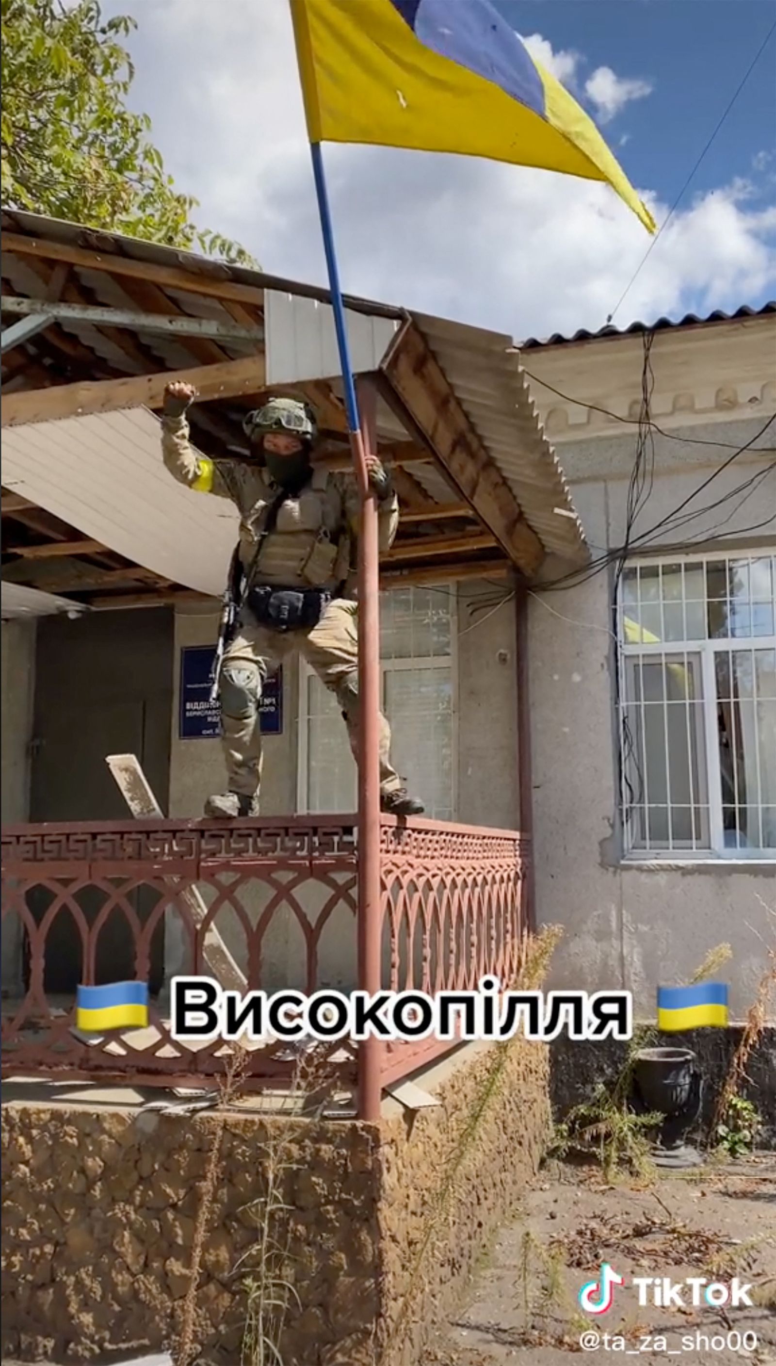 جندي يرفع العلم الأوكراني وسط منطقة خيرسون. 6 سبتمبر 2022 - REUTERS