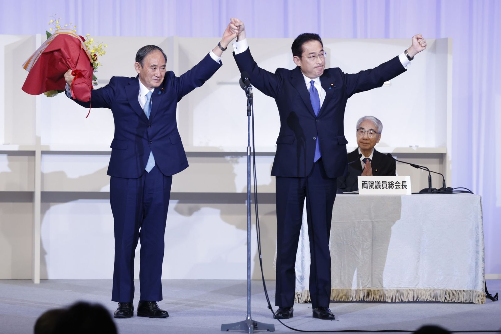 وزير الخارجية الياباني السابق فوميو كيشيدا (يمين) ورئيس الوزراء المنتهية ولايته يوشيهيدي سوغا بعد فوز الأول في الانتخابات على زعامة الحزب الديمقراطي الليبرالي الحاكم في طوكيو - 29 سبتمبر 2021 - Bloomberg