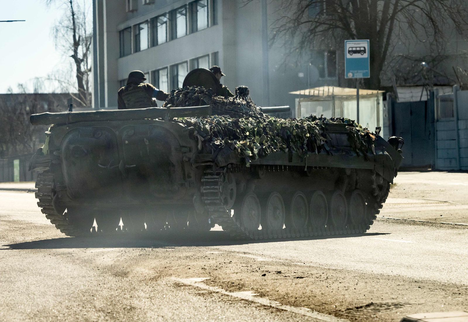 دبابة أوكرانية في أحد شوارع العاصمة كييف - 22 مارس 2022 - AFP
