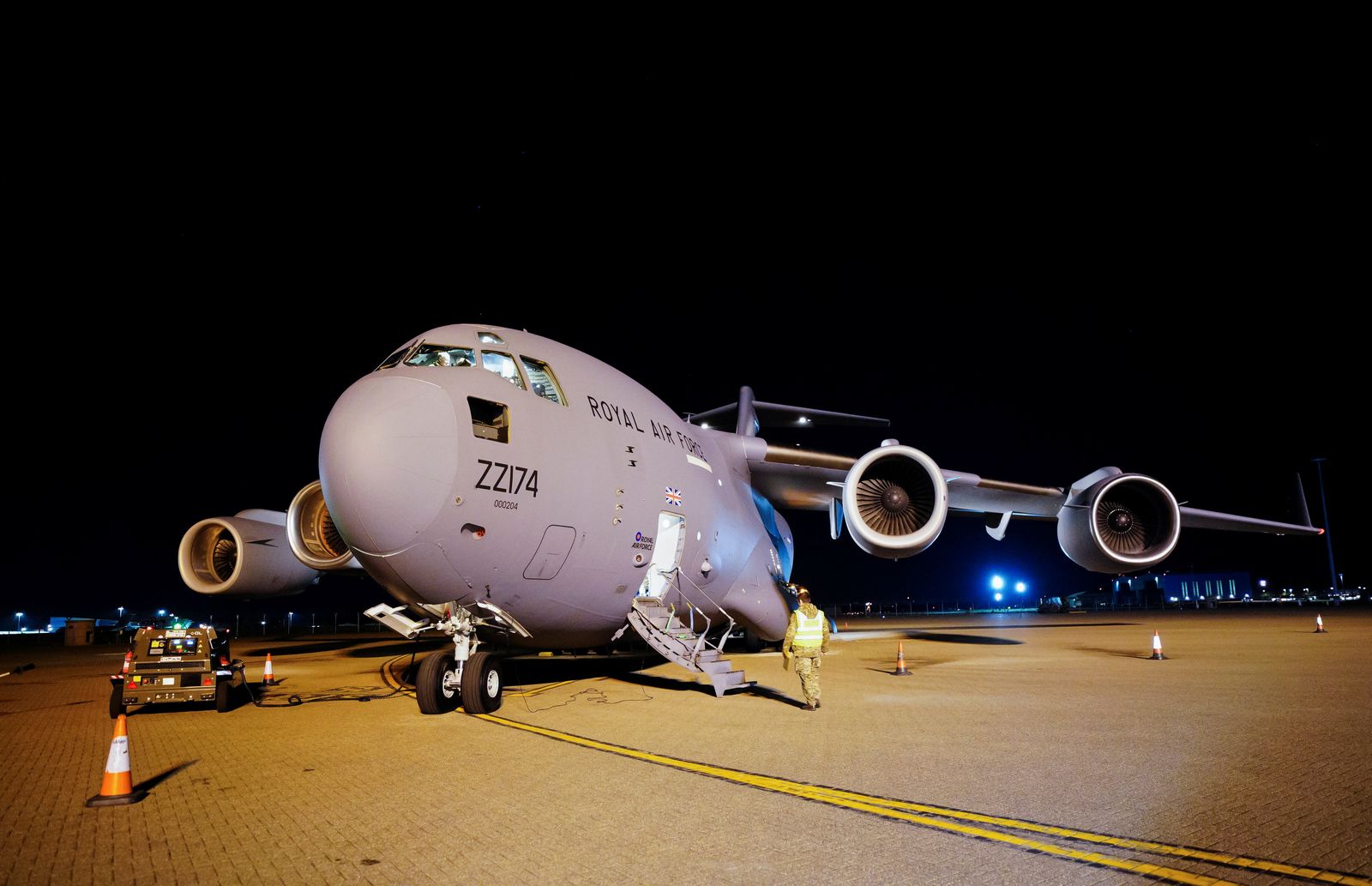 طائرة نقل جوي بريطانية من طراز C-17 في قاعدة برايز نورتون التابعة لسلاح الجو الملكي خلال زيارة لرئيس الوزراء بوريس جونسون للقاعدة – 26 فبراير 2022 - REUTERS