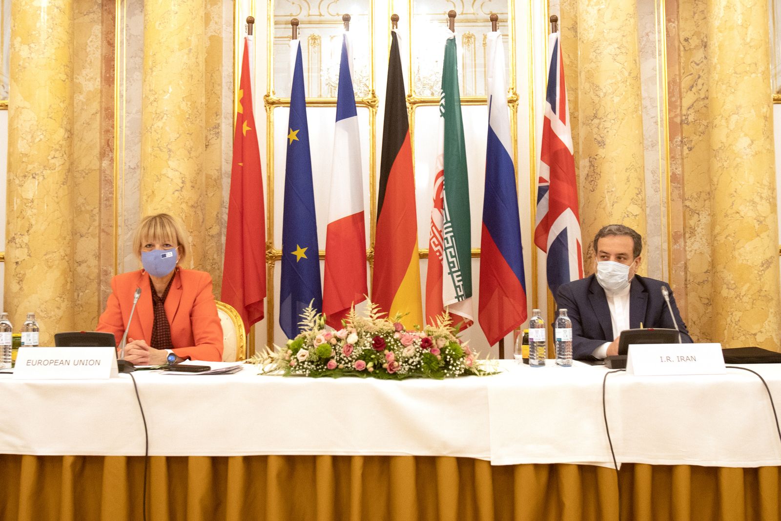 كبير المفاوضين الإيرانيين عباس عراقجي، والأمينة العامة لجهاز العمل الخارجي الأوروبي (EEAS) هيلغا شميد، يحضران اجتماع اللجنة المشتركة لـ