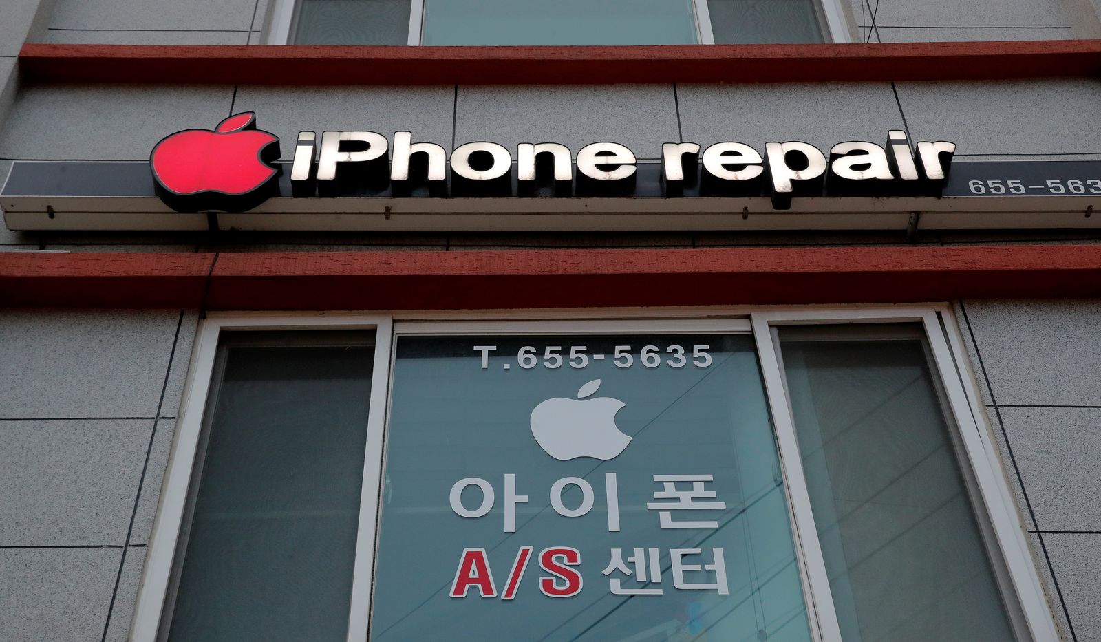 متجر لتصليح هواتف آيفون في كوريا الجنوبية - REUTERS