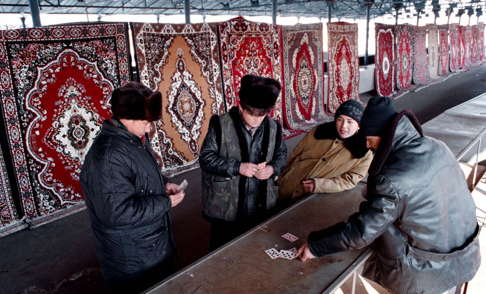 مواطنون كازاخ يلعبون الأوراق في مدينة زاركينت.  - X00499