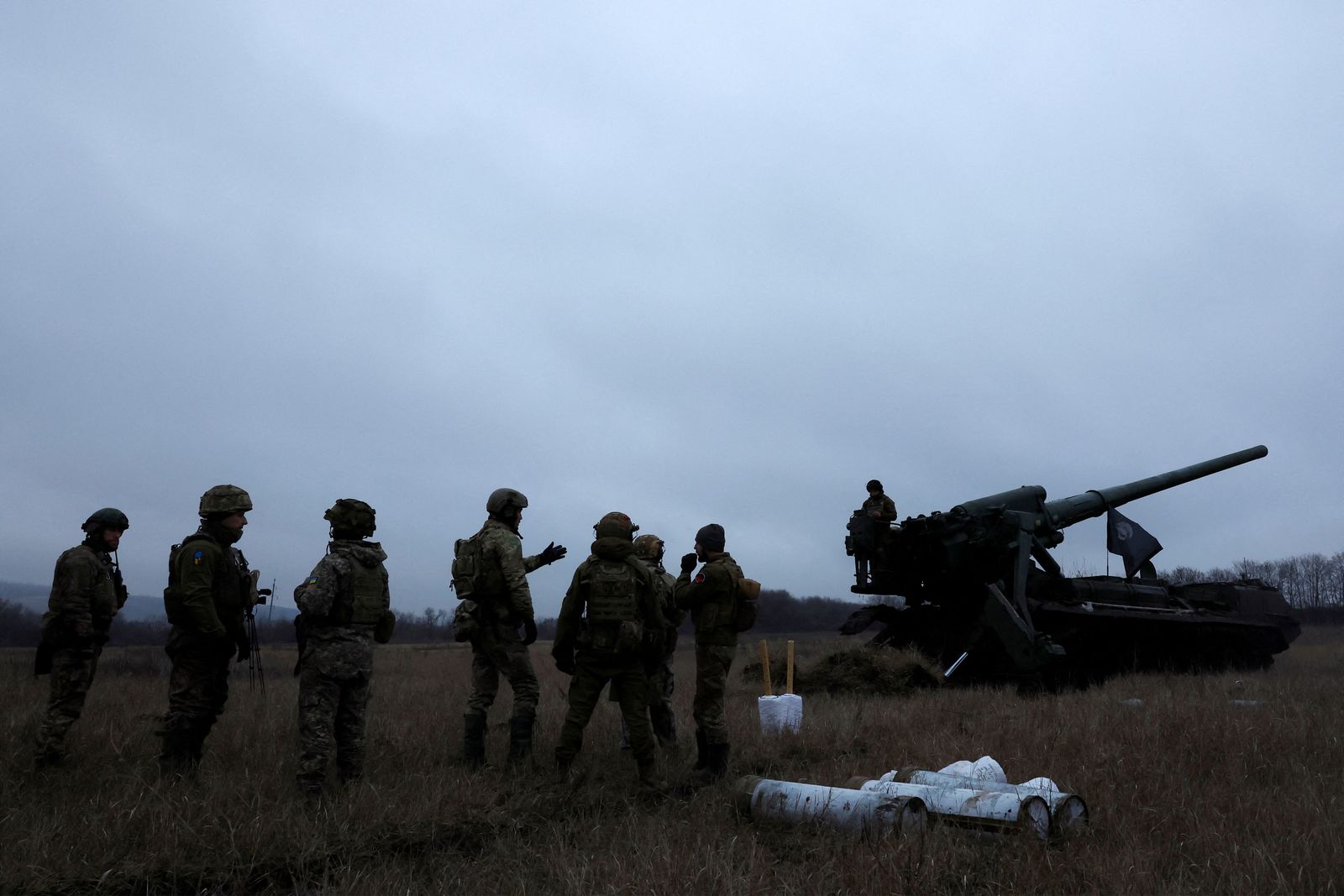 جنود أوكرانيون من لواء المدفعية الثقيلة خلال قصف مكثف على خط المواجهة في باخموت بأوكرانيا، 26 ديسمبر 2022 - REUTERS