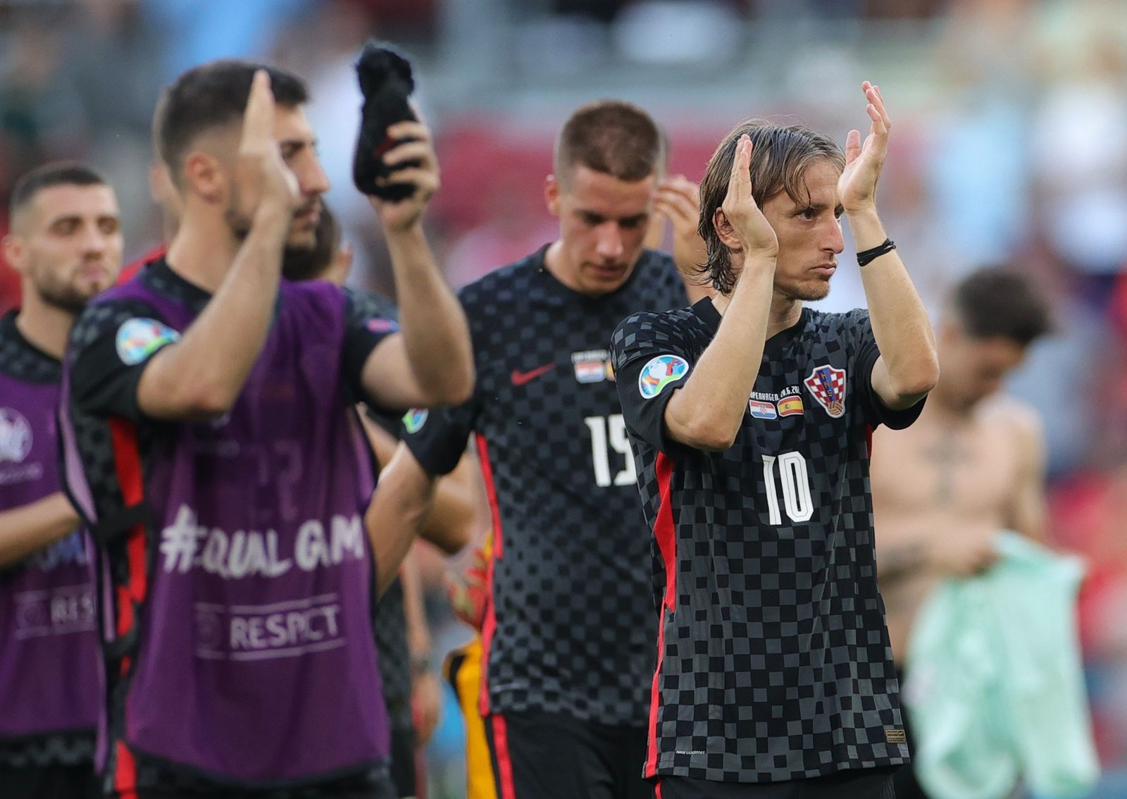 لاعبو كرواتيا يوجهون التحية للجماهير عقب الخسارة من إسبانيا والخروج من بطولة أمم أوروبا 2020 - Pool via REUTERS