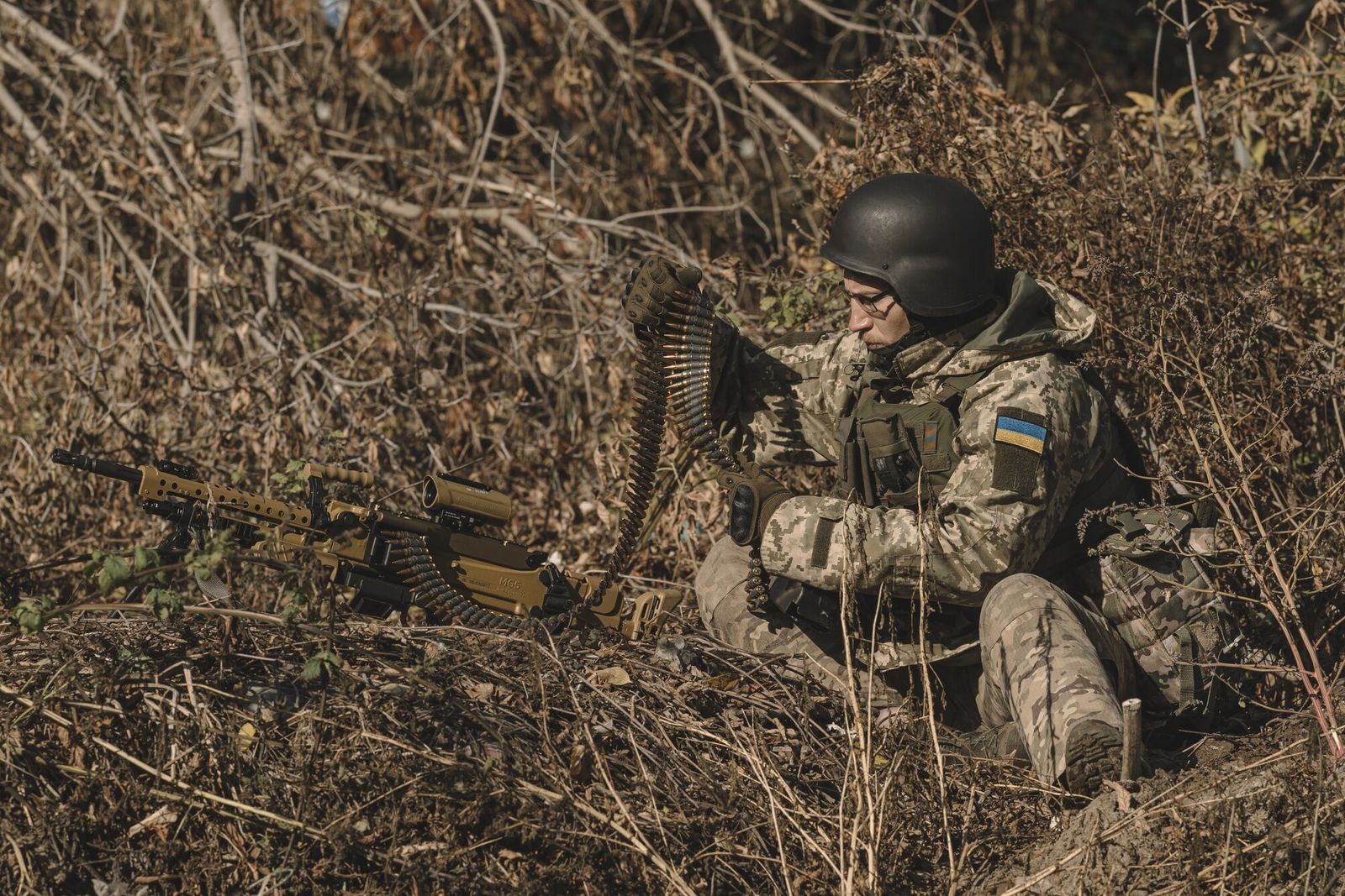 A member of the Siberian Battalion loads a light machine gun during military exercises with the International Legion of the Armed Forces of Ukraine at an undisclosed location in Ukraine, on Tuesday, Oct. 24, 2023. Ukraine's president�held talks with the European Commission ahead of its�expected decision�next month to recommend opening accession talks with Kyiv. Photographer: Andrew Kravchenko/Bloomberg