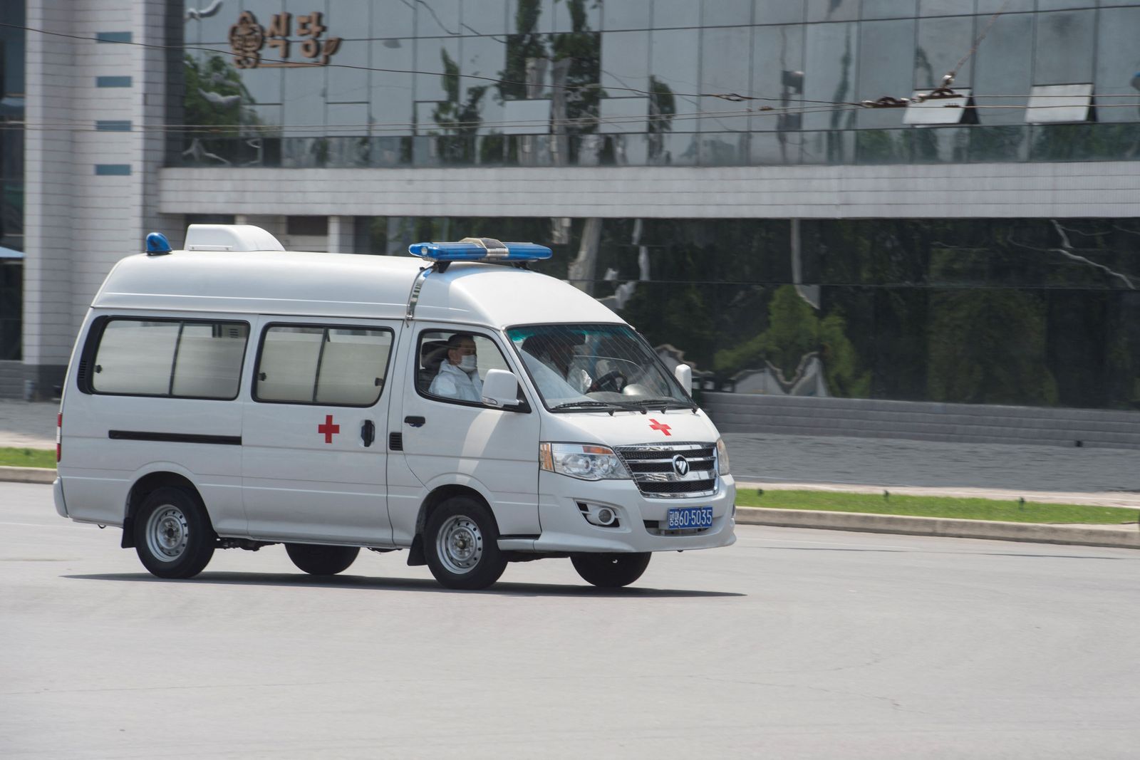 سيارة إسعاف تسير في أحد شوارع بيونج يانج - 27 مايو 2022 - AFP