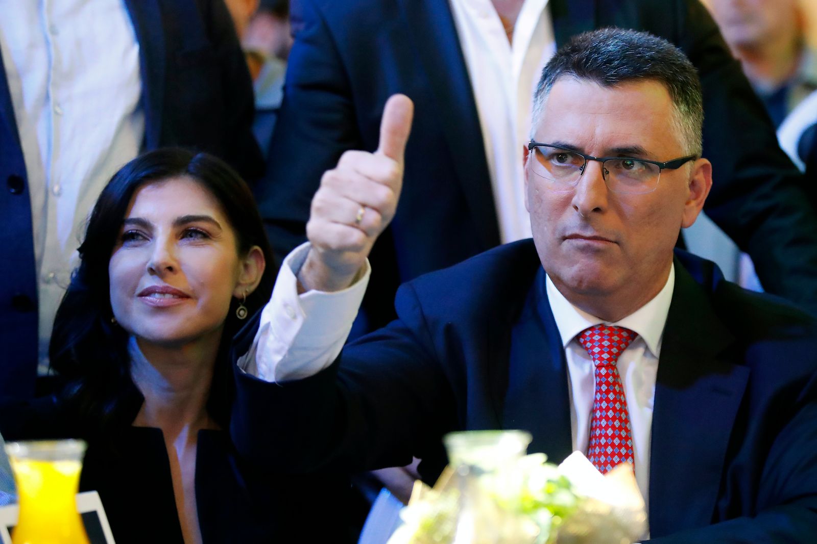 جدعون ساعر  برفقة زوجته جولا إيفين ساعر، خلال إطلاق حملته لقيادة حزب الليكود -  16 ديسمبر 2019 - AFP