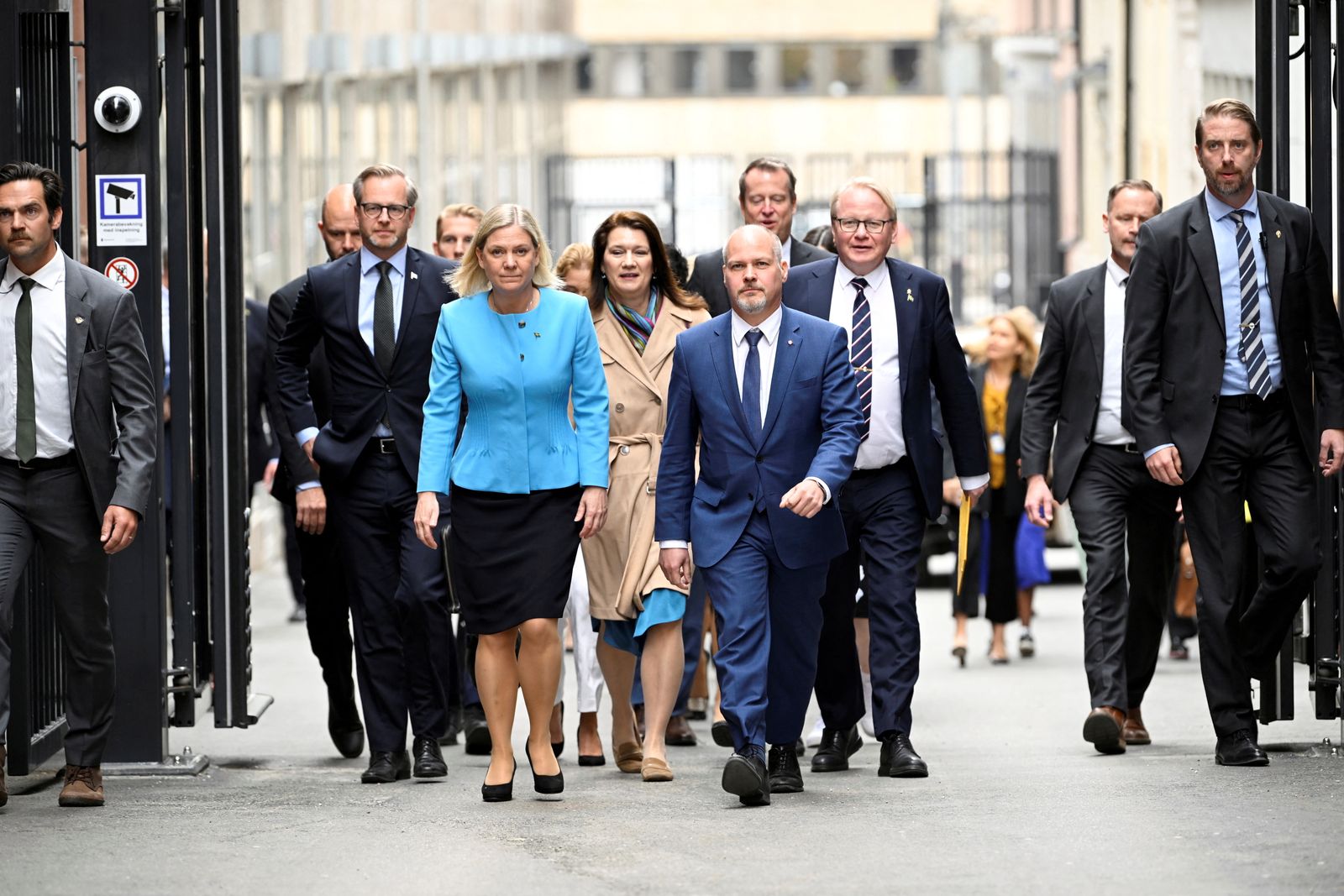 رئيسة الوزراء السويدية ماجدالينا أندرسون ووزير الداخلية والعدل مورجان يوهانسون يتجهان نحو مقر البرلمان - 7 يونيو 2022 - REUTERS