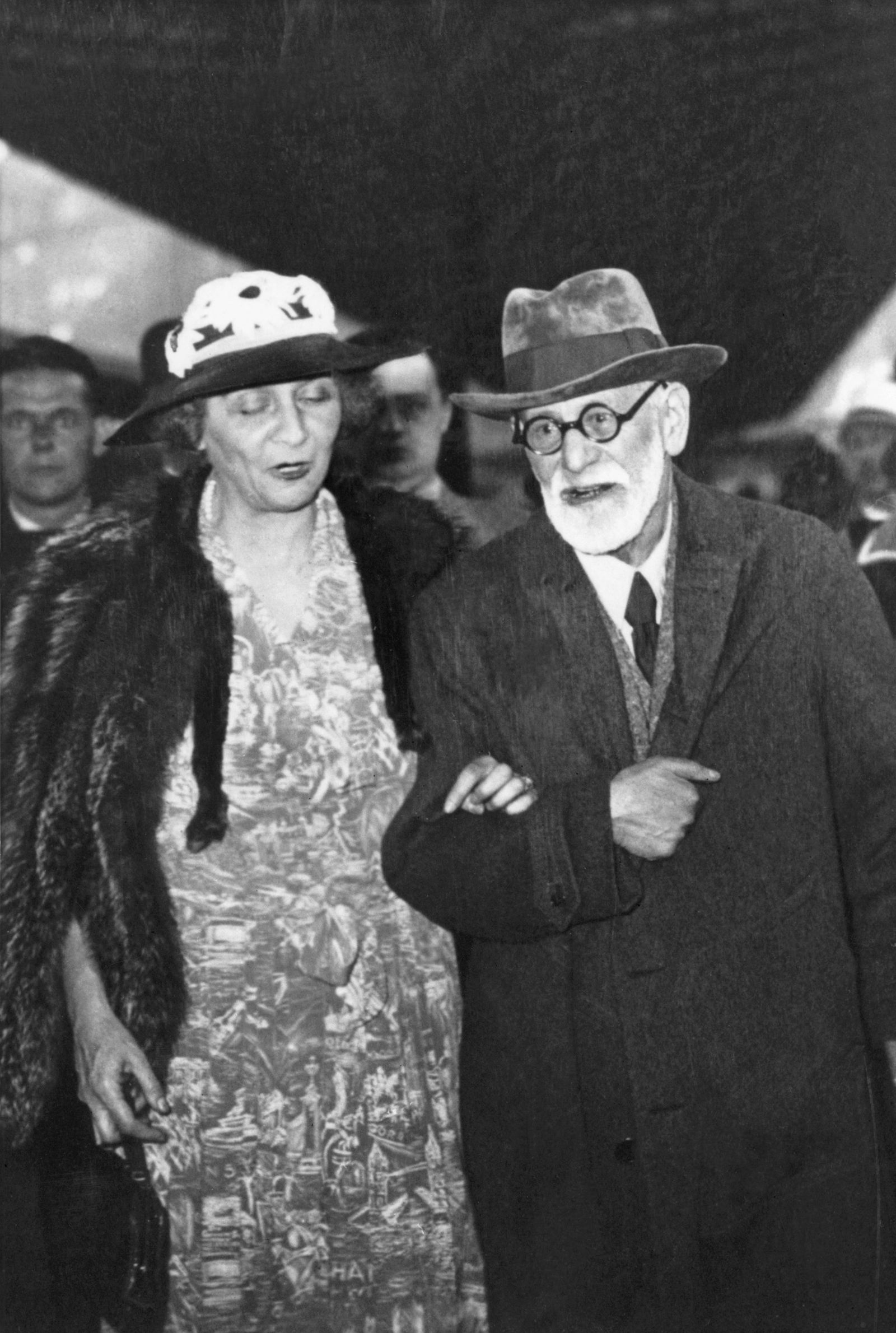 صورة مؤرخة من عام 1938 للنمساوي سيغموند فرويد ، مؤسس التحليل النفسي ، وصديقته ماري بونابرت عند وصولهما إلى باريس من فيينا. - AFP